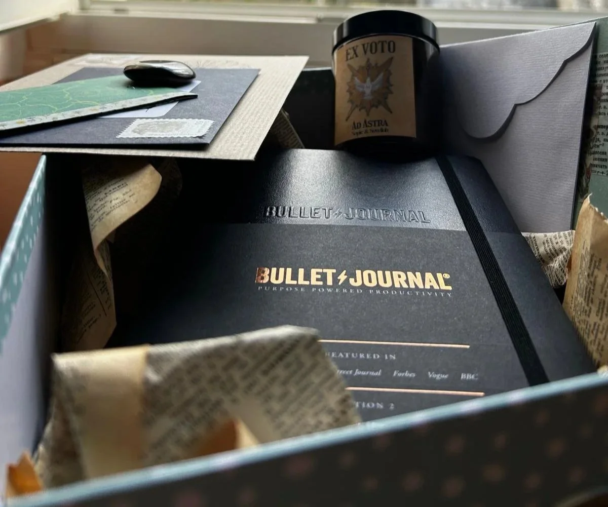 Welcome box/ boîte contenant un carnet Bullet Journal noir Art-coaching