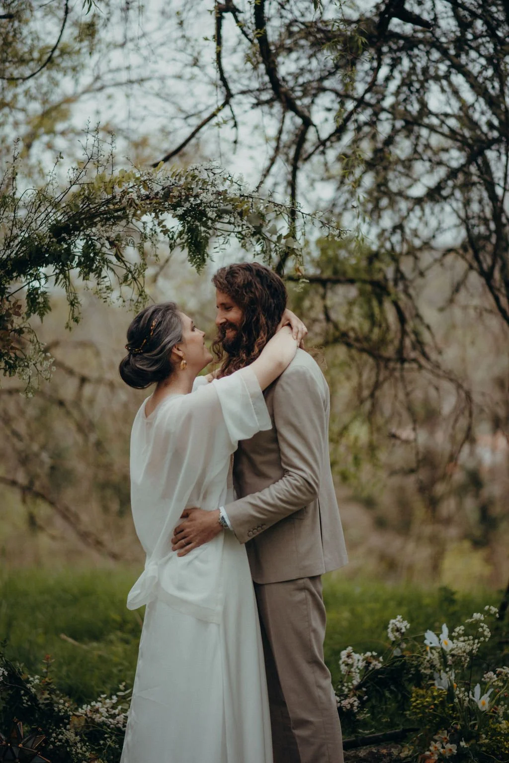 Handfasting en plein air dans les Hautes-Pyrénées : couple participant au rituel avec rubans colorés, célébré par Judith La Dame de Cœur