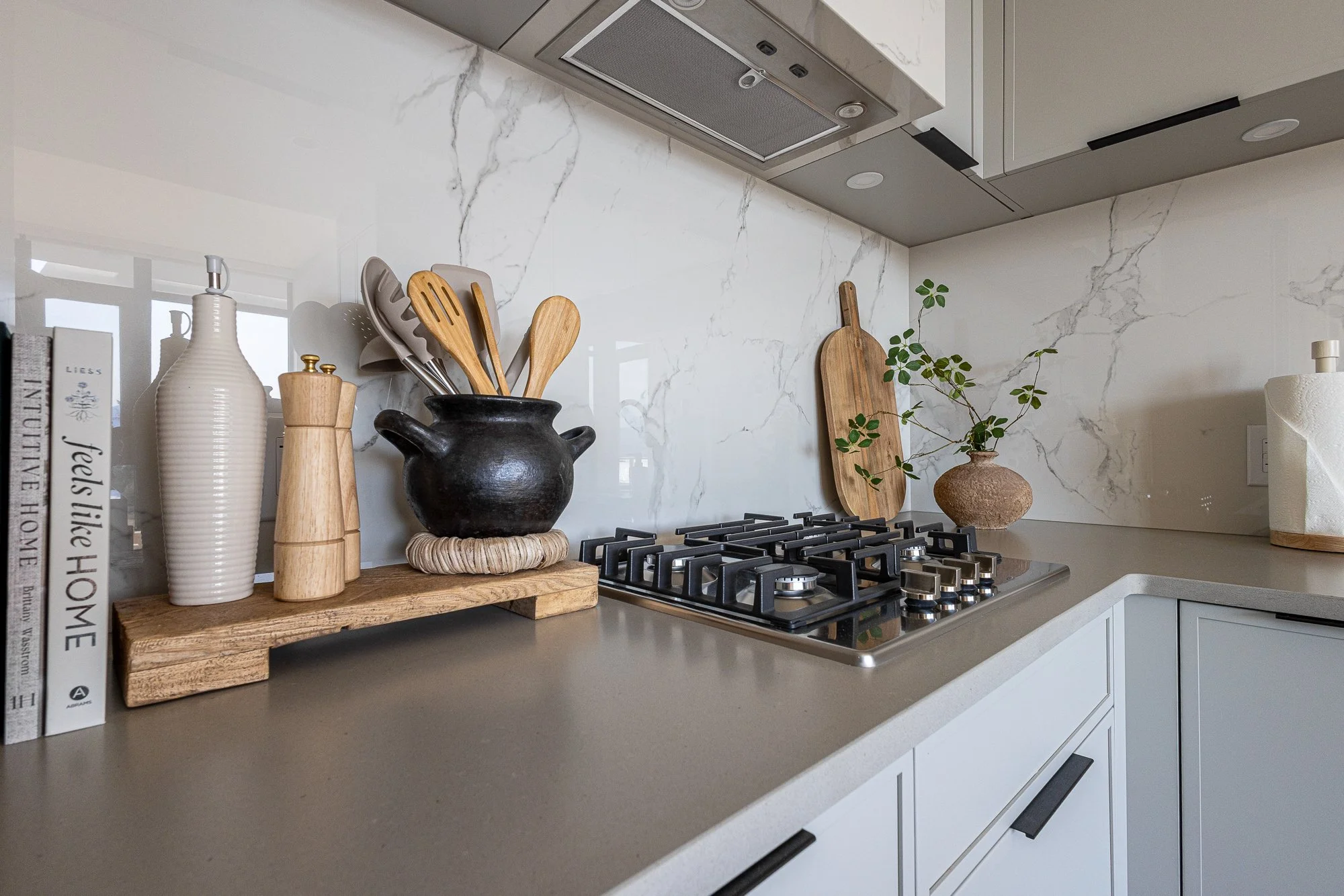 Kelowna_Vacation_Rental_Aqua_Waterfront_Bowen_Kitchen_73.jpg