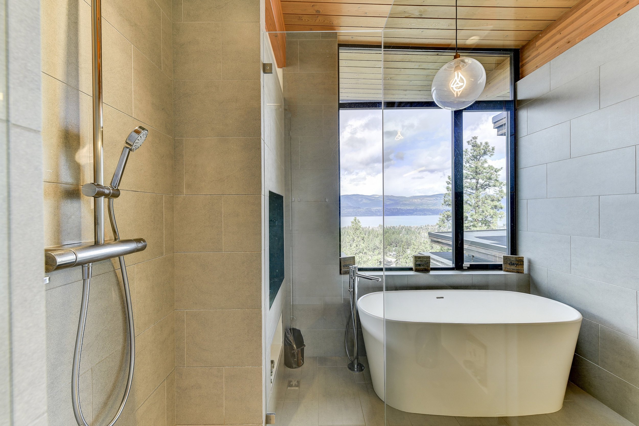 044-Keys-to-Kelowna-Airbnb-vacation-rental-property-management-Luxury-Family-Home-Upper-Mission-Ensuite-042.jpg