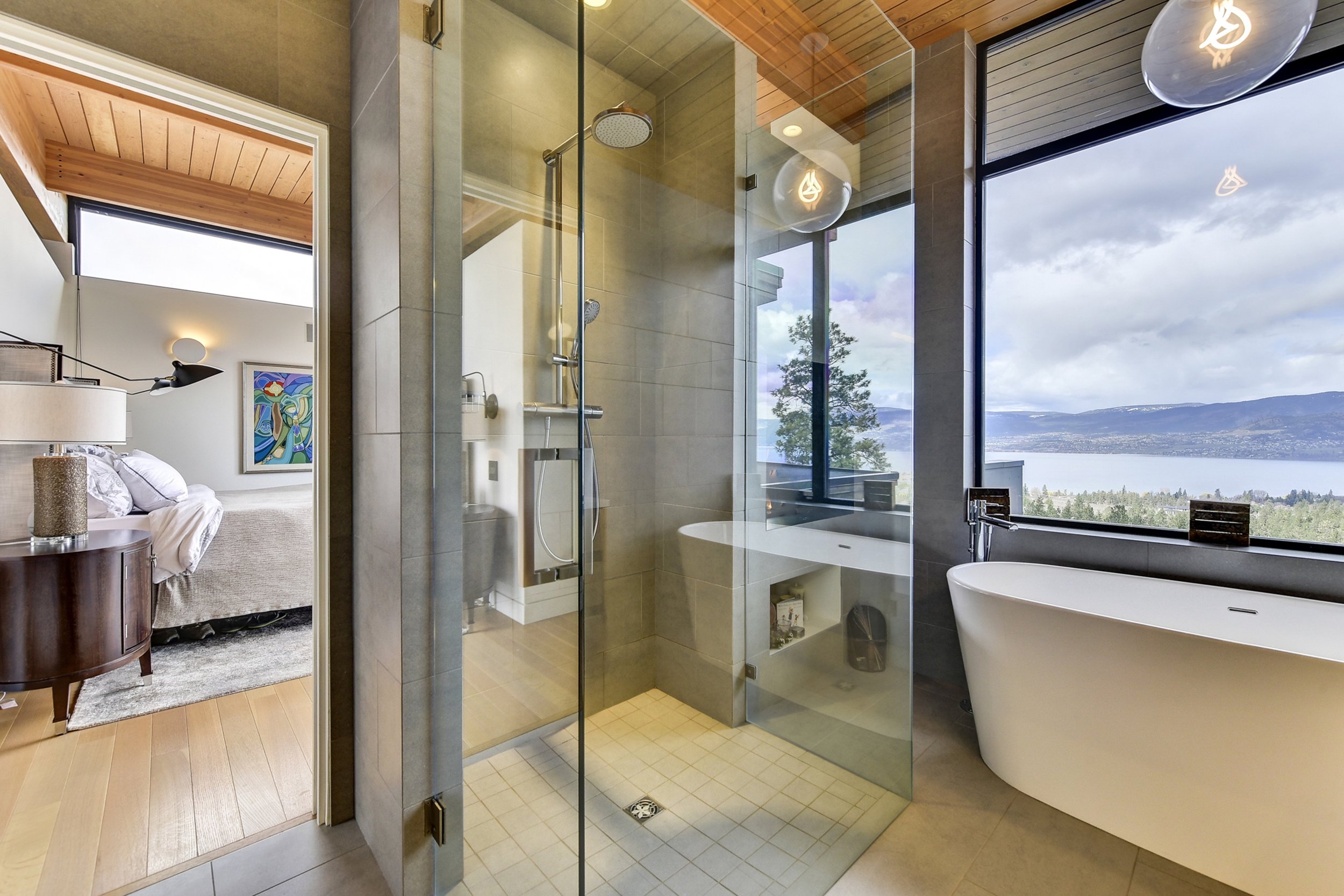 041-Keys-to-Kelowna-Airbnb-vacation-rental-property-management-Luxury-Family-Home-Upper-Mission-Ensuite-039.jpg