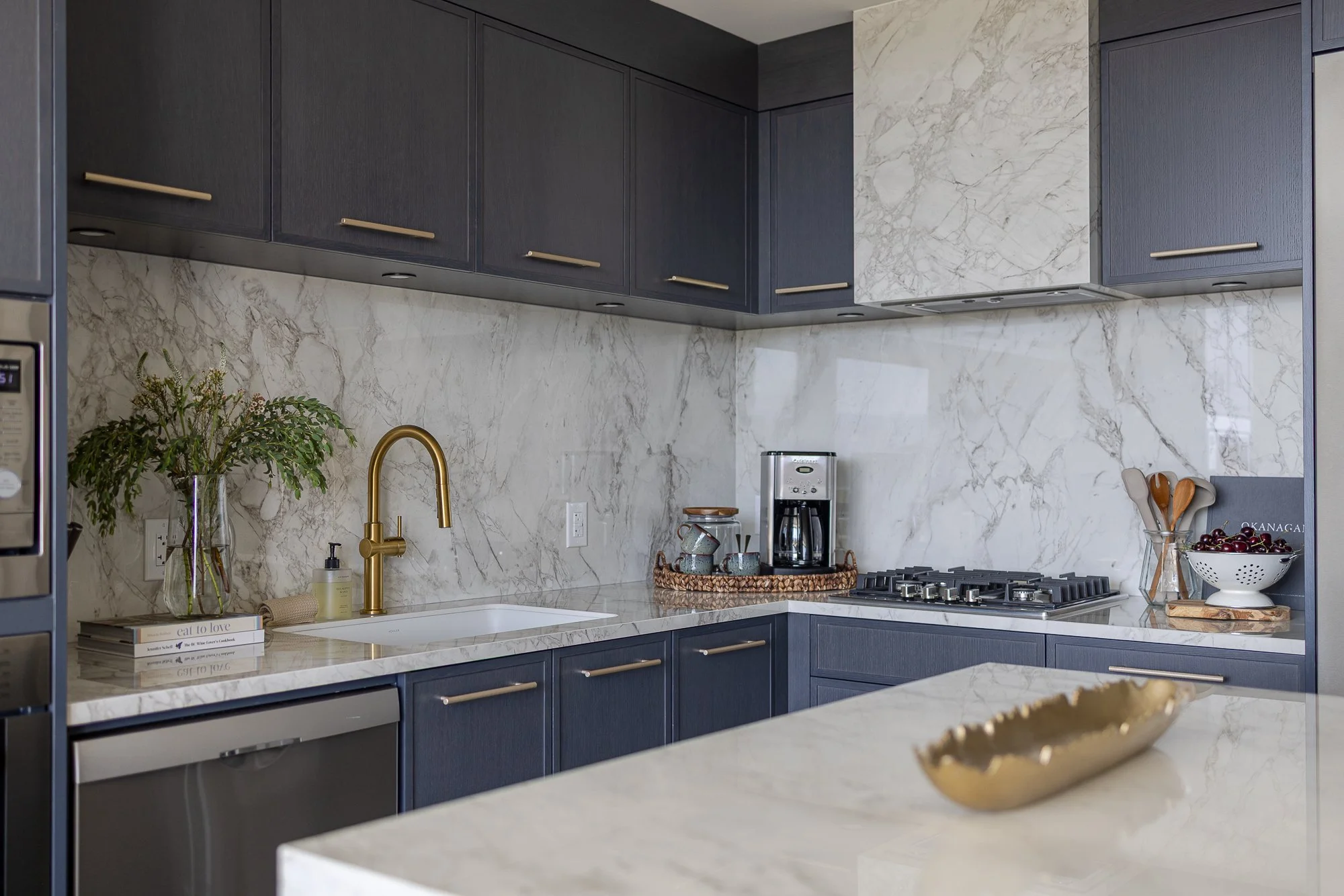 Keys-to-kelowna-aqua-rentals-maeve-kitchen 387.jpg