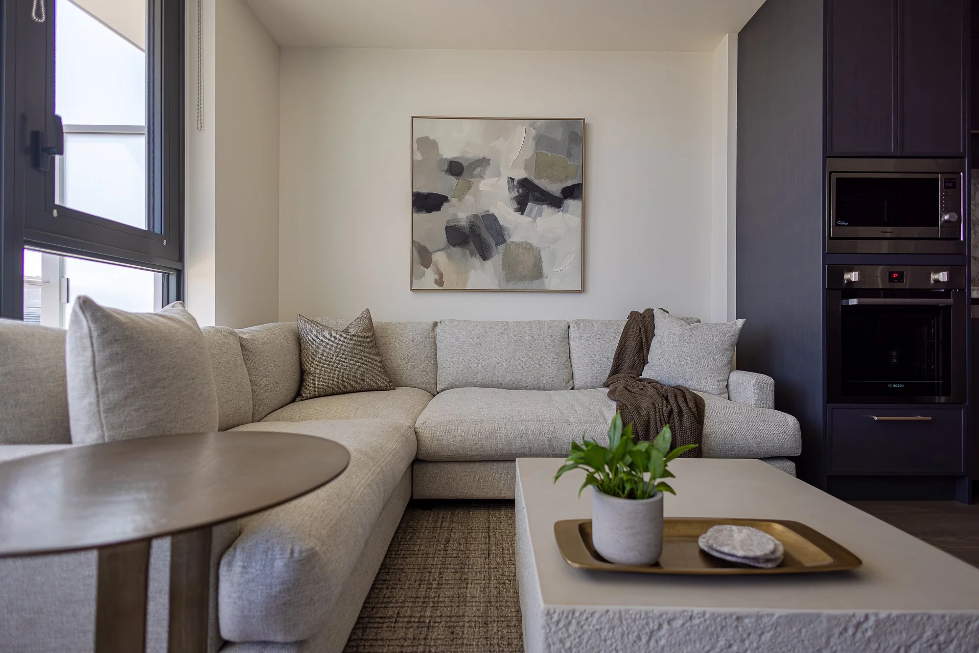Keys-to-kelowna-aqua-rentals-maeve-living-room 537.jpg