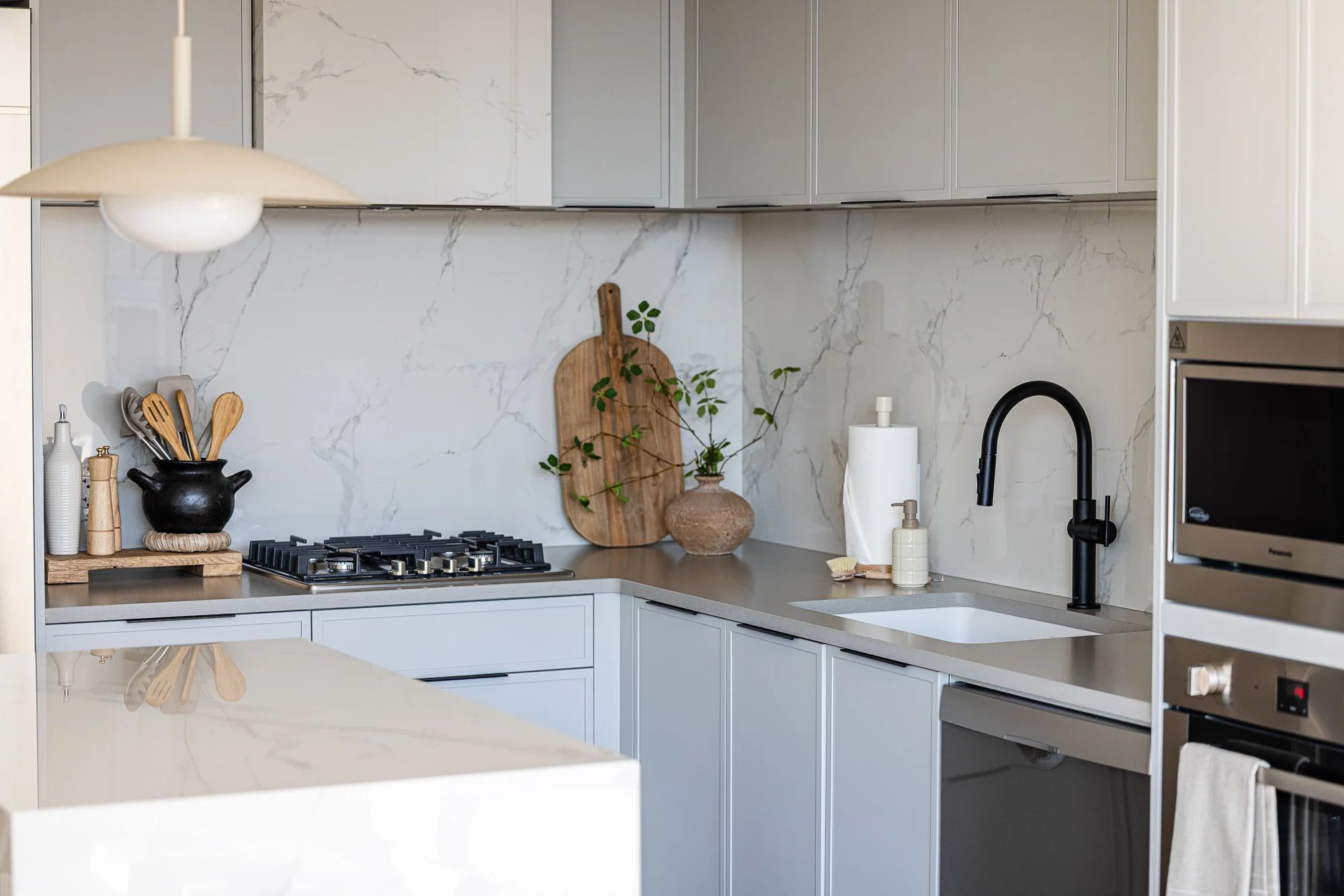 Kelowna_Vacation_Rental_Aqua_Waterfront_Bowen_Kitchen_79.jpg