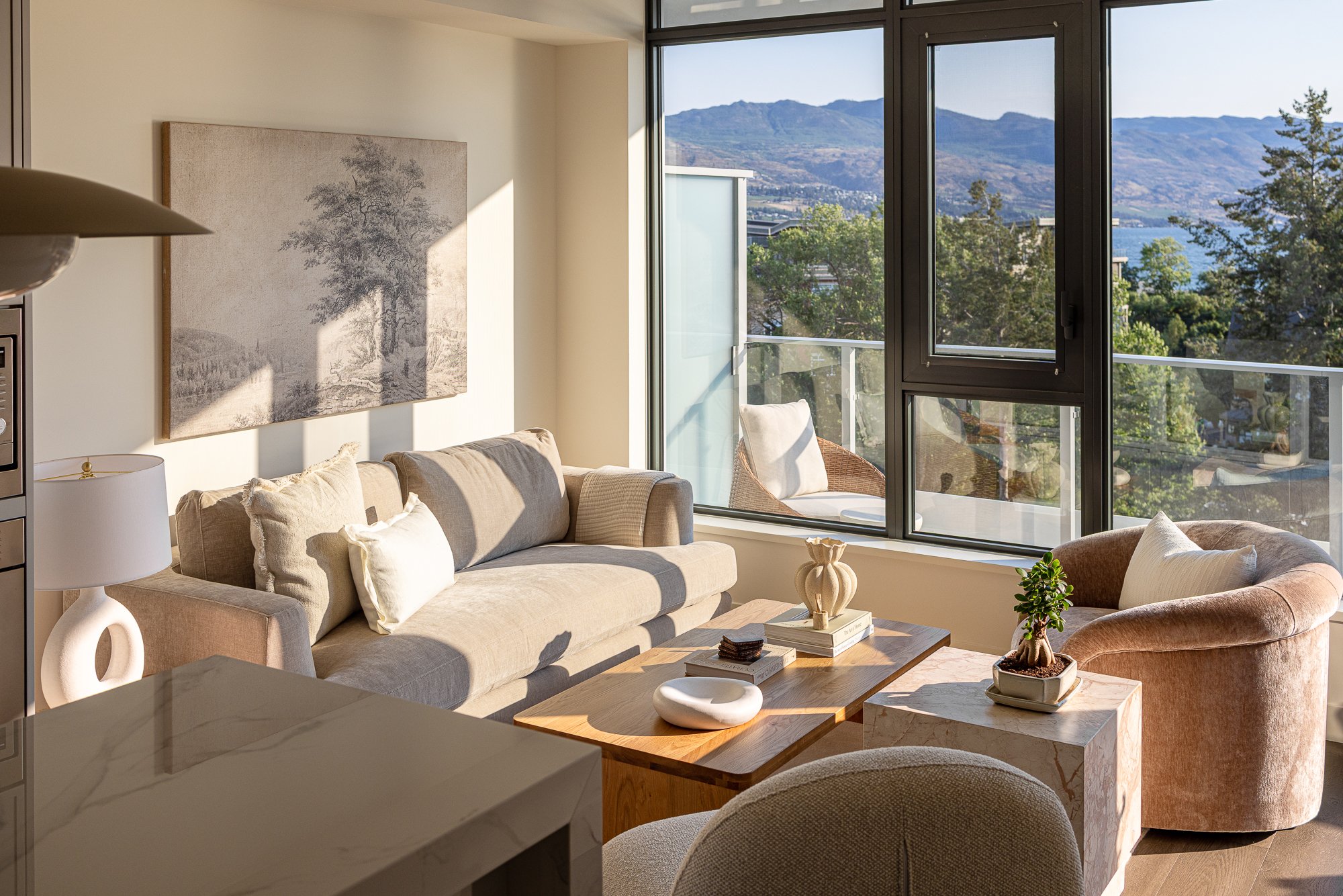 Kelowna_Vacation_Rental_Aqua_Waterfront_Bowen_Living_Room_08.jpg