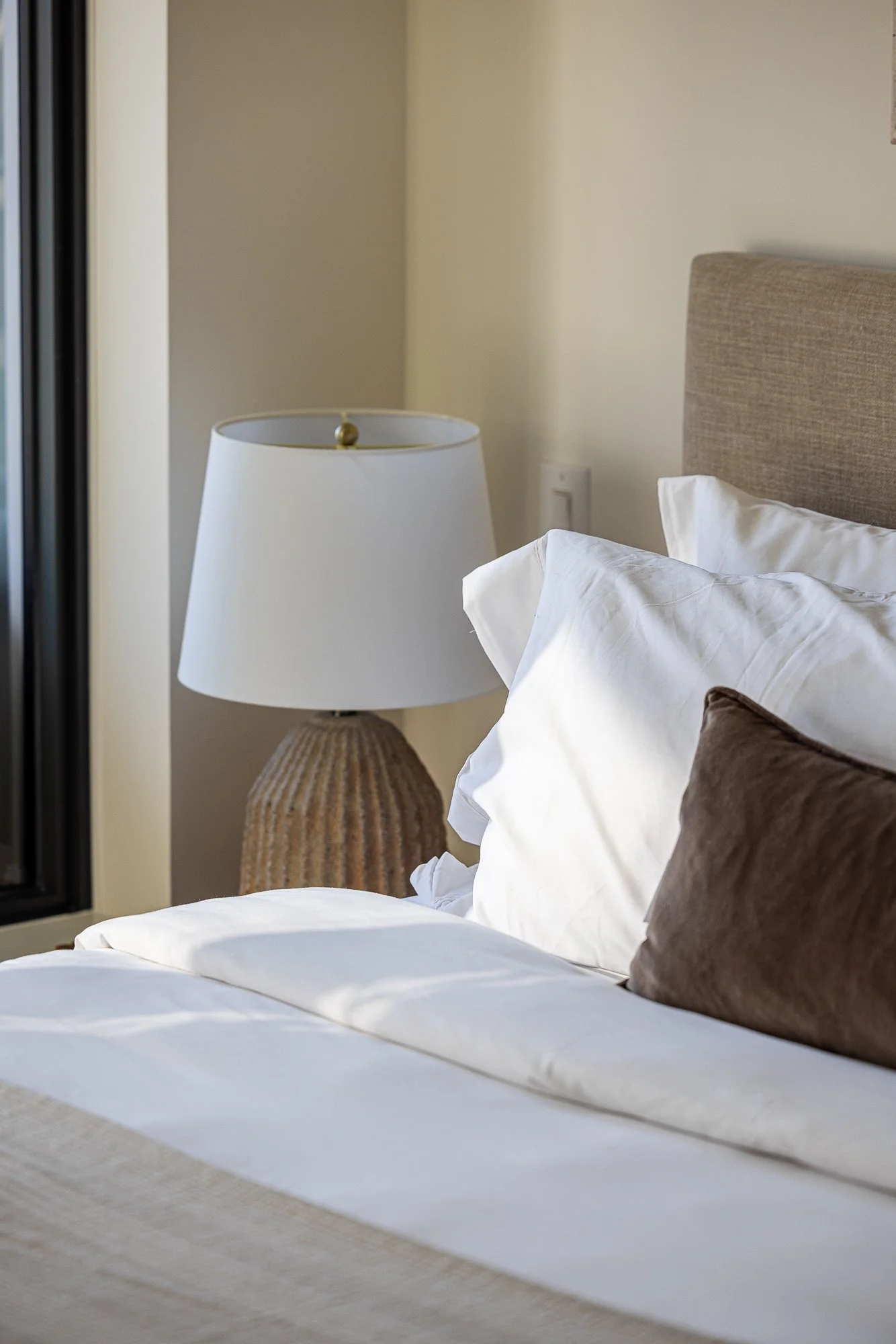 Kelowna_Vacation_Rental_Aqua_Waterfront_Bowen_Primary_bedroom_96.jpg