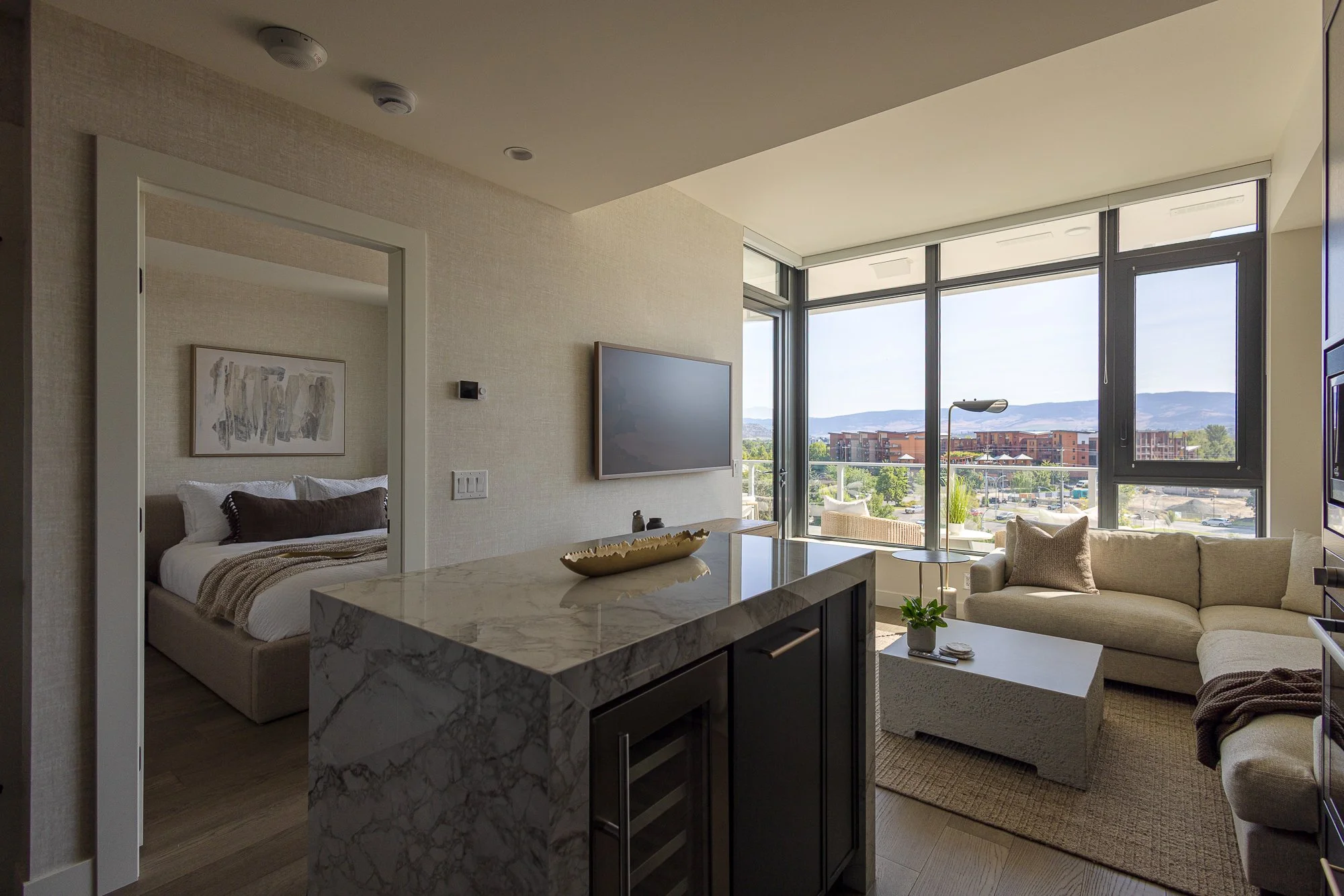 Keys-to-kelowna-aqua-rentals-maeve-kitchen 327.jpg