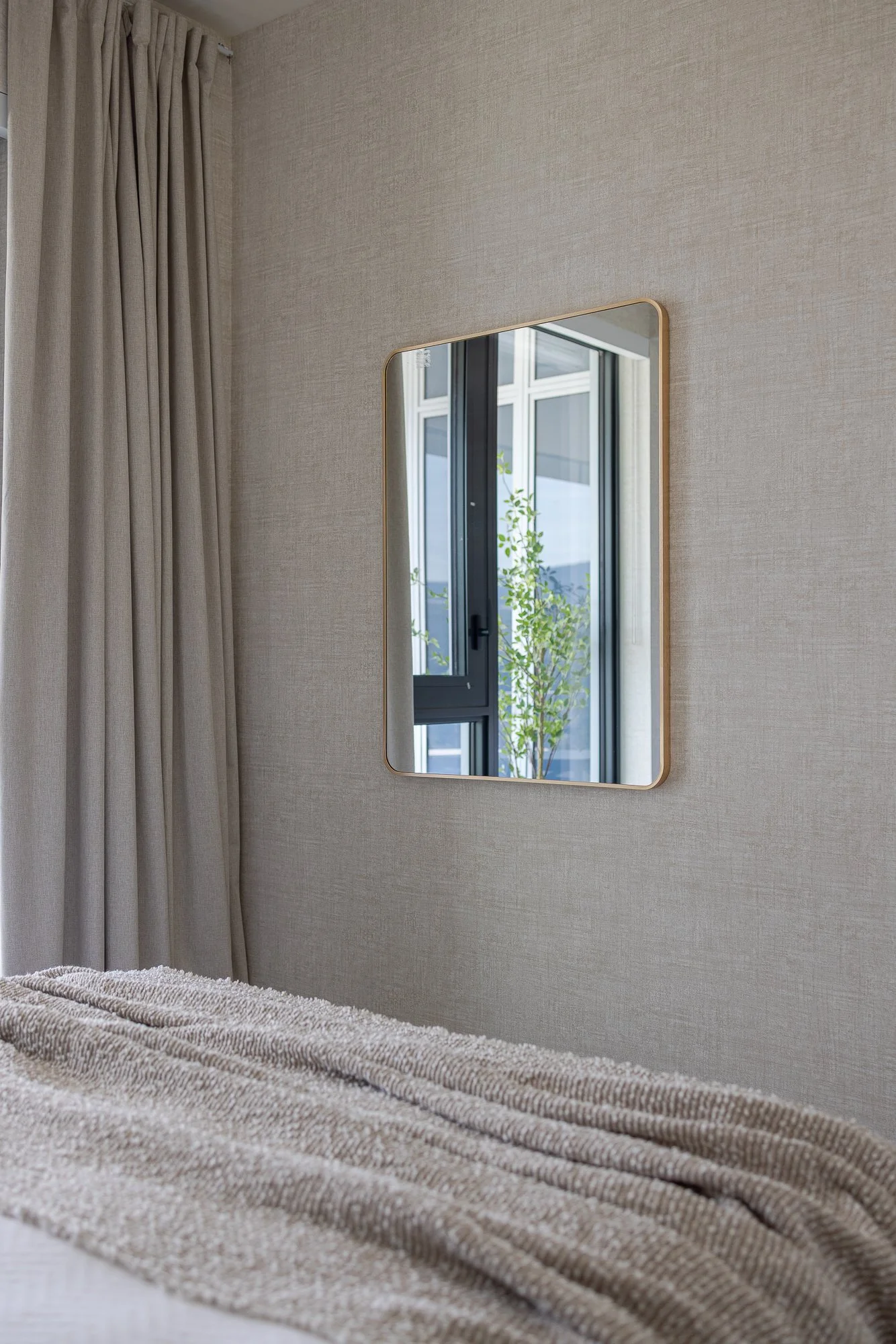 Keys-to-kelowna-aqua-rentals-maeve-bedroom 415.jpg