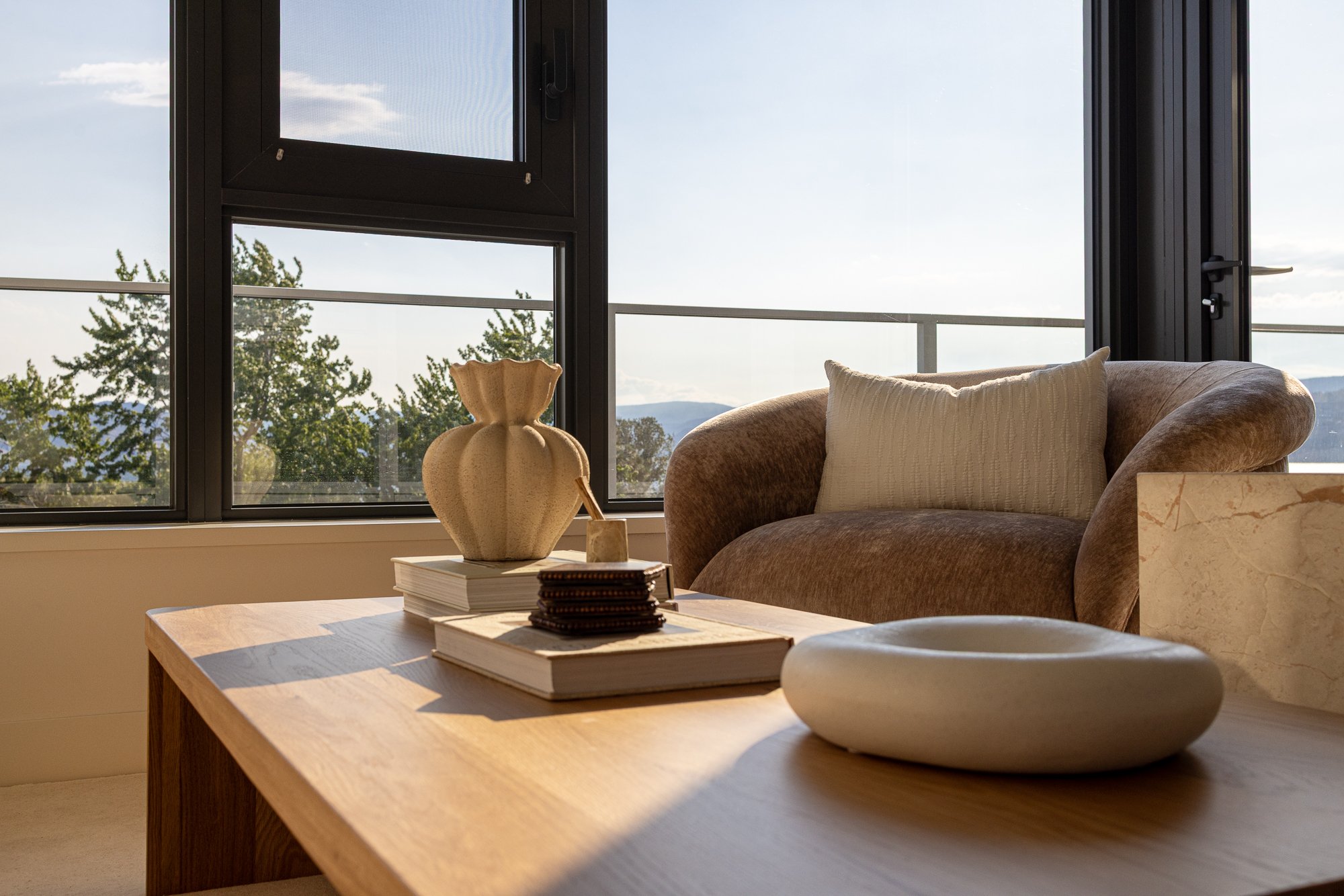 Kelowna_Vacation_Rental_Aqua_Waterfront_Bowen_Living_Room_14.jpg