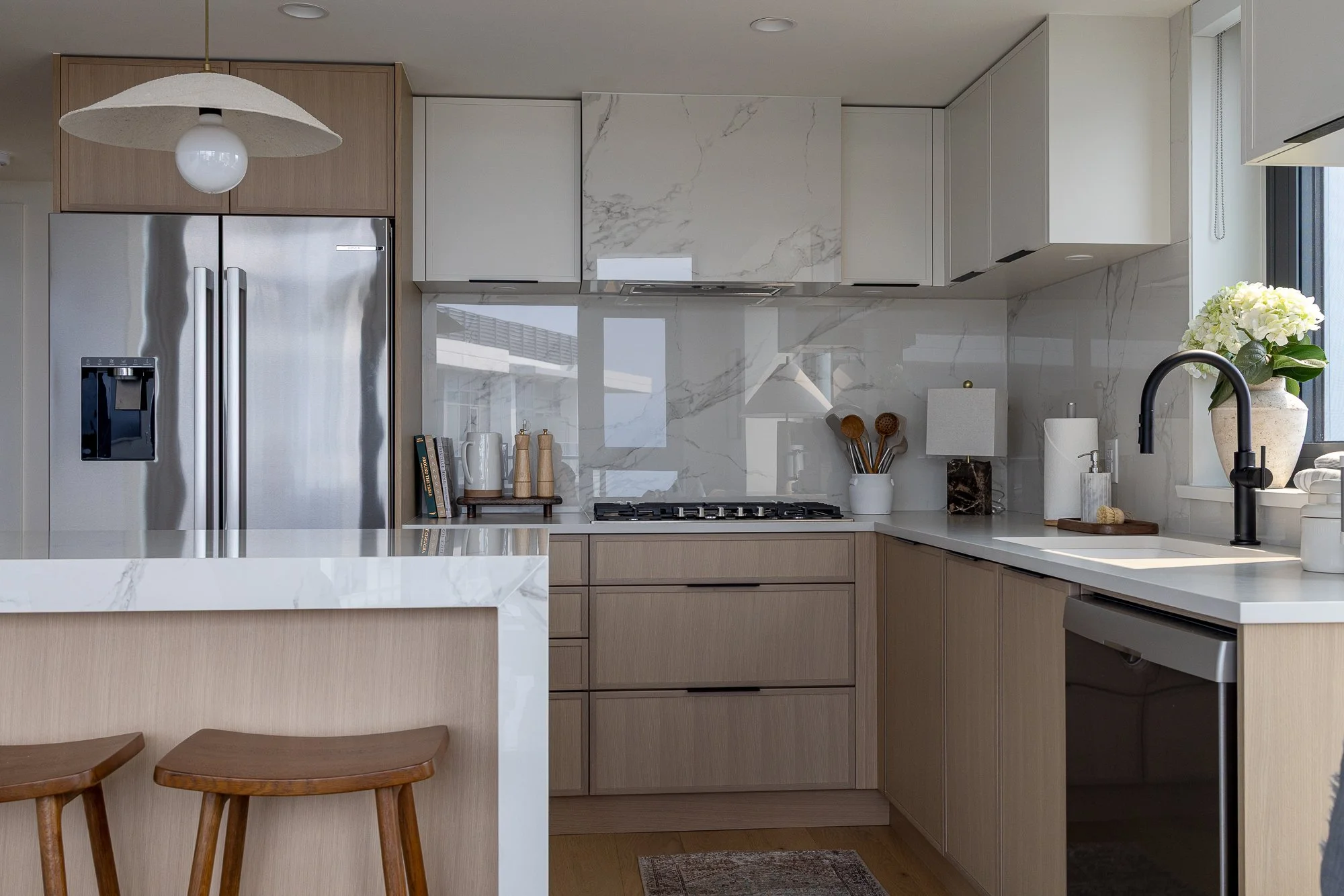 Keys-to-kelowna-aqua-rentals-hudson-kitchen-220.jpg
