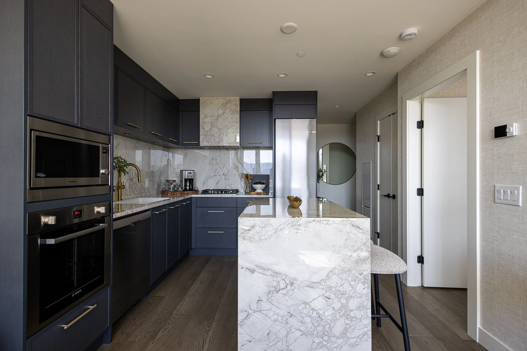 Keys-to-kelowna-aqua-rentals-maeve-kitchen 332.jpg