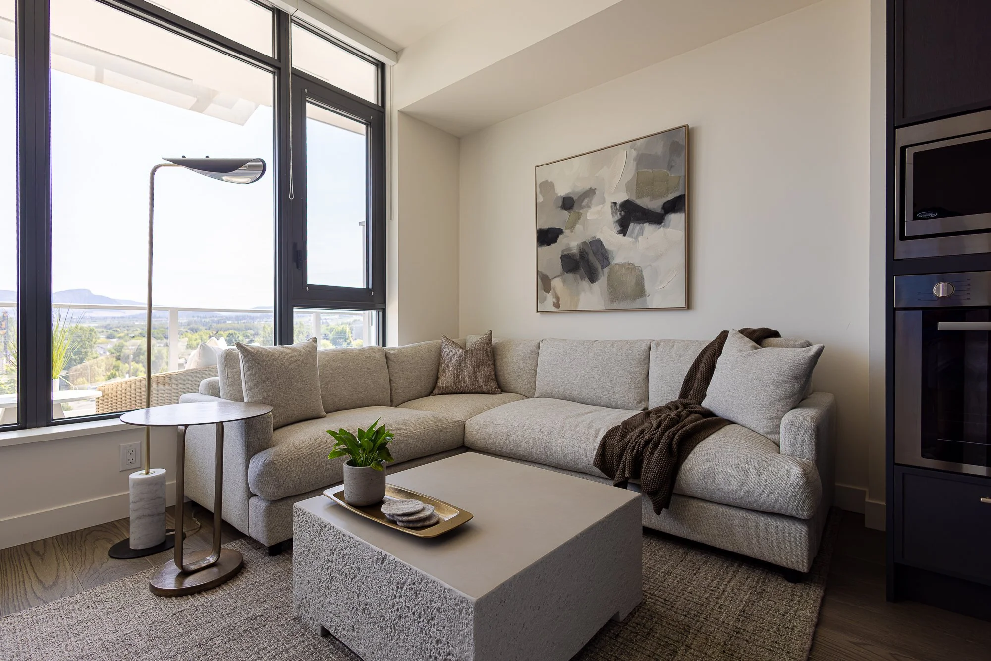 Keys-to-kelowna-aqua-rentals-maeve-living-room 536.jpg