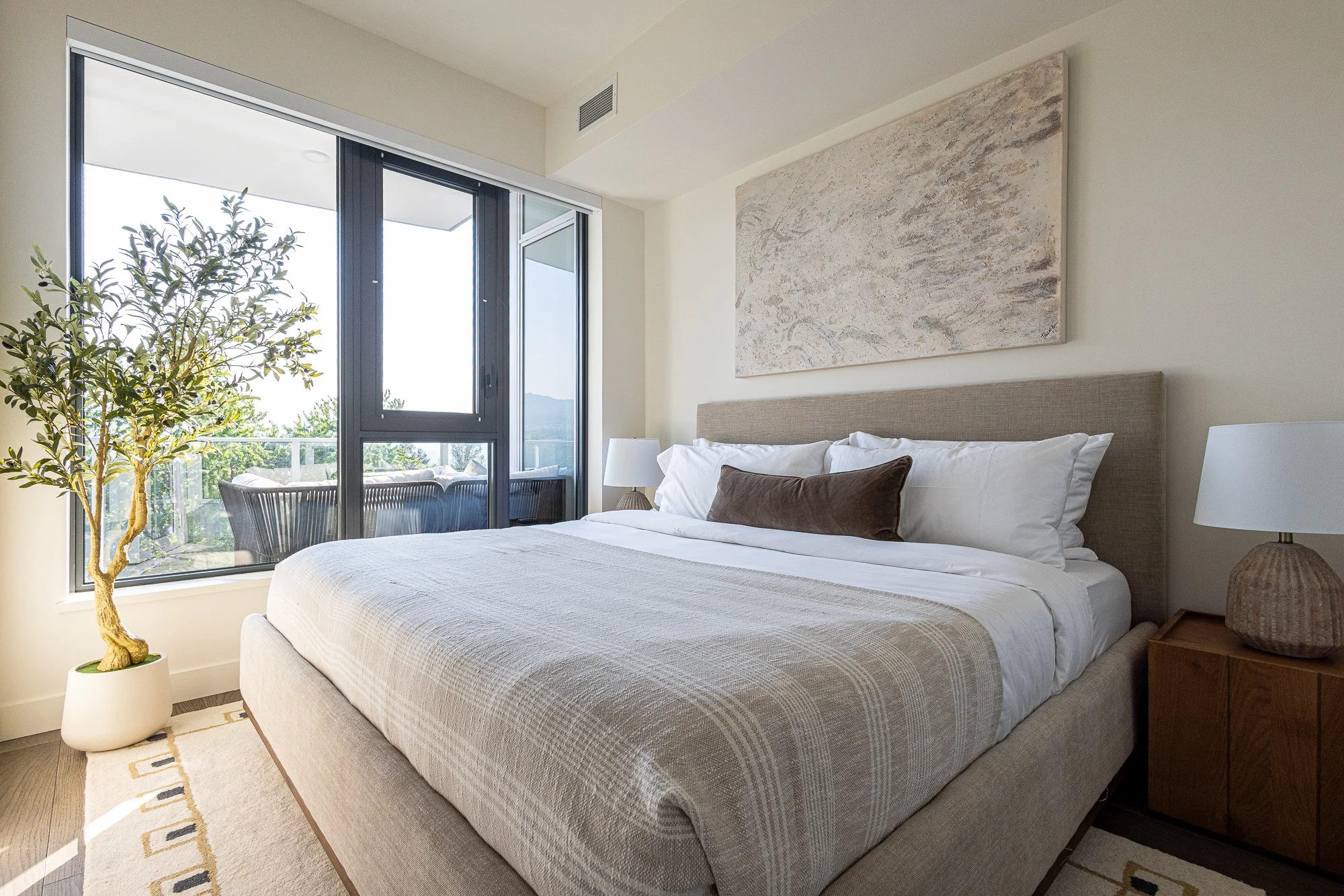 Kelowna_Vacation_Rental_Aqua_Waterfront_Bowen_Primary_bedroom_55-2.jpg