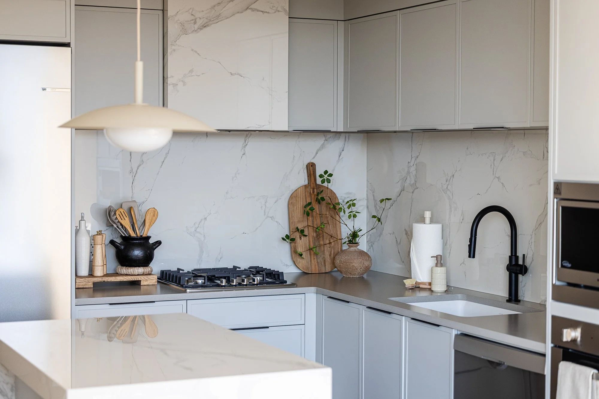 Kelowna_Vacation_Rental_Aqua_Waterfront_Bowen_Kitchen_77.jpg