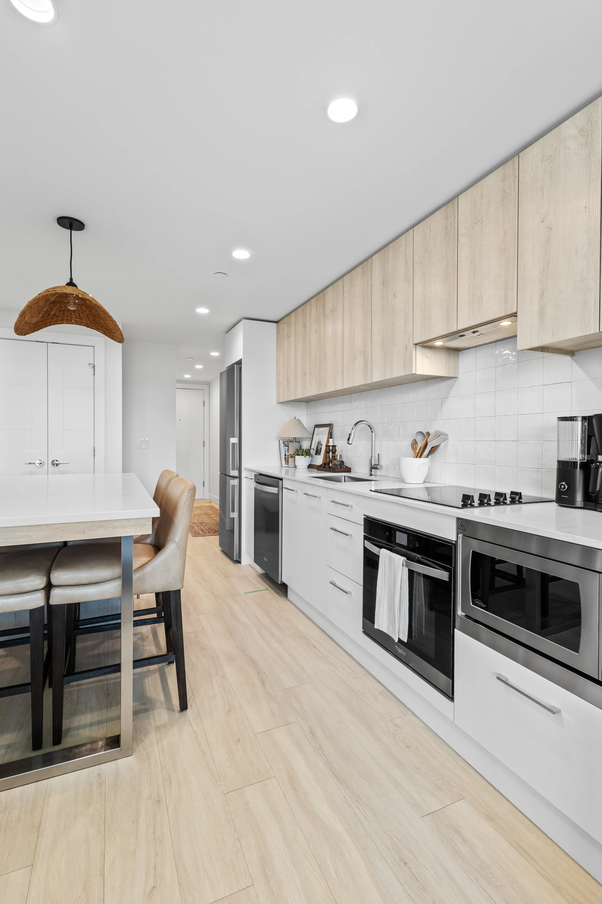 Kitchen_Kelowna_Short_Term_Rentals_Aqua 14.jpg