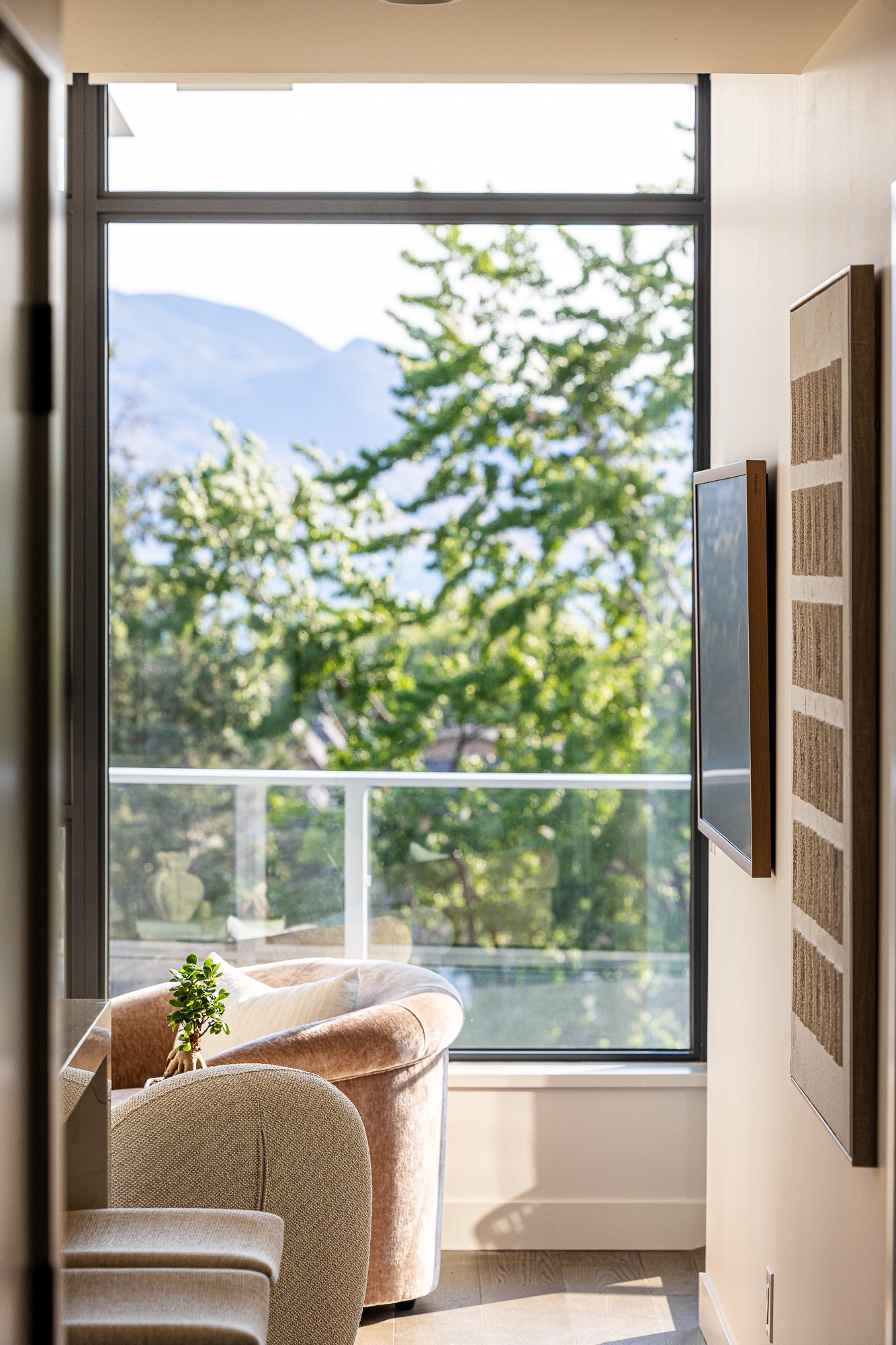 Kelowna_Vacation_Rental_Aqua_Waterfront_Bowen_Living_Room_56.jpg