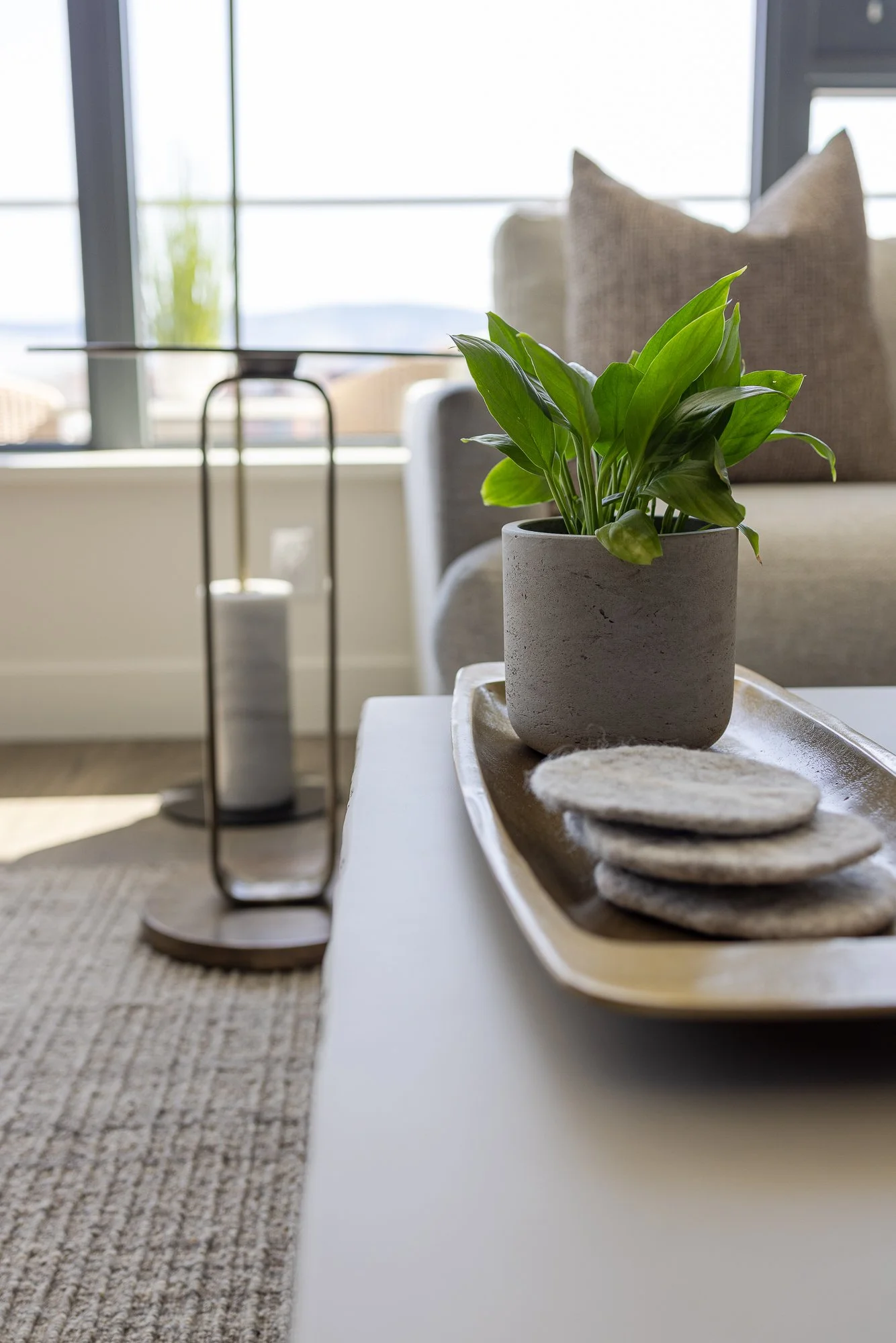 Keys-to-kelowna-aqua-rentals-maeve-living-room 405.jpg
