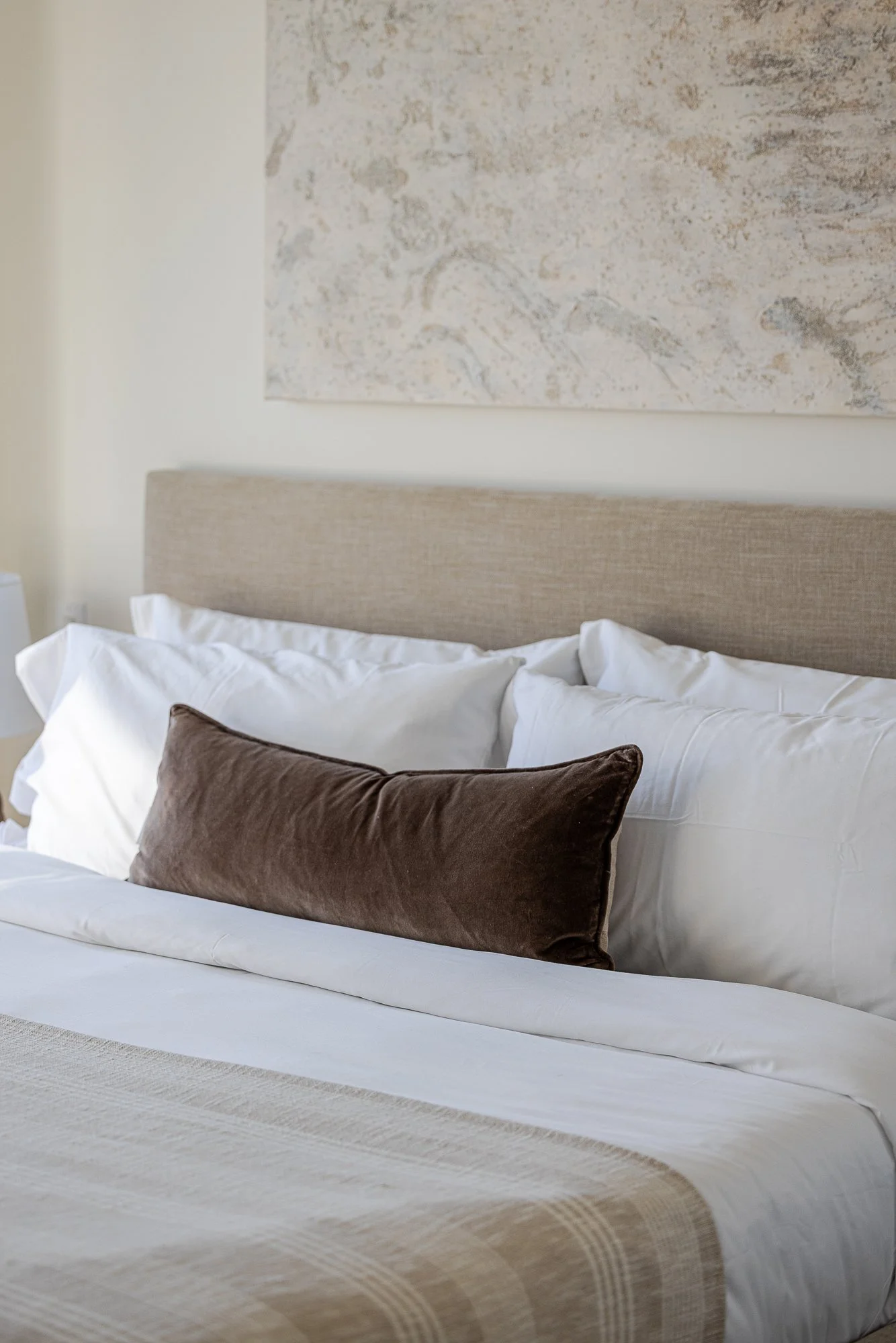 Kelowna_Vacation_Rental_Aqua_Waterfront_Bowen_Primary_bedroom_97.jpg