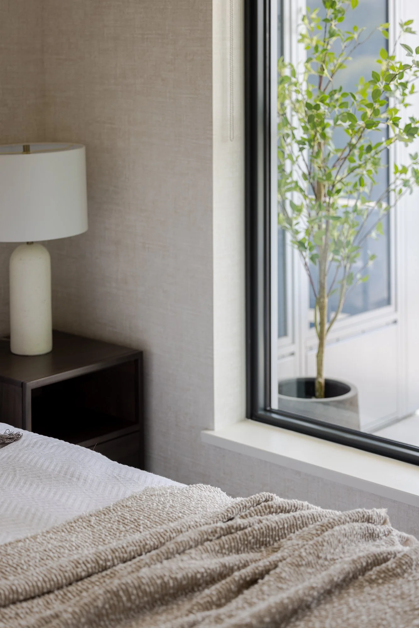 Keys-to-kelowna-aqua-rentals-maeve-bedroom 514.jpg