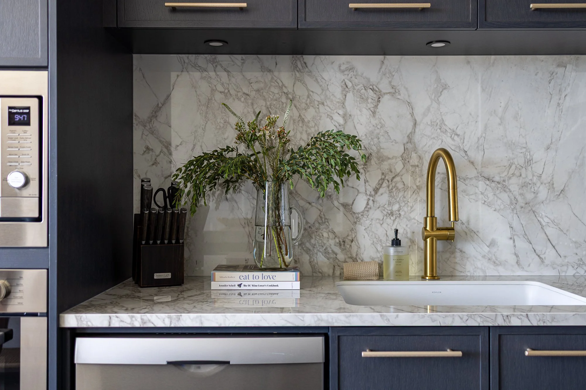 Keys-to-kelowna-aqua-rentals-maeve-kitchen 368.jpg