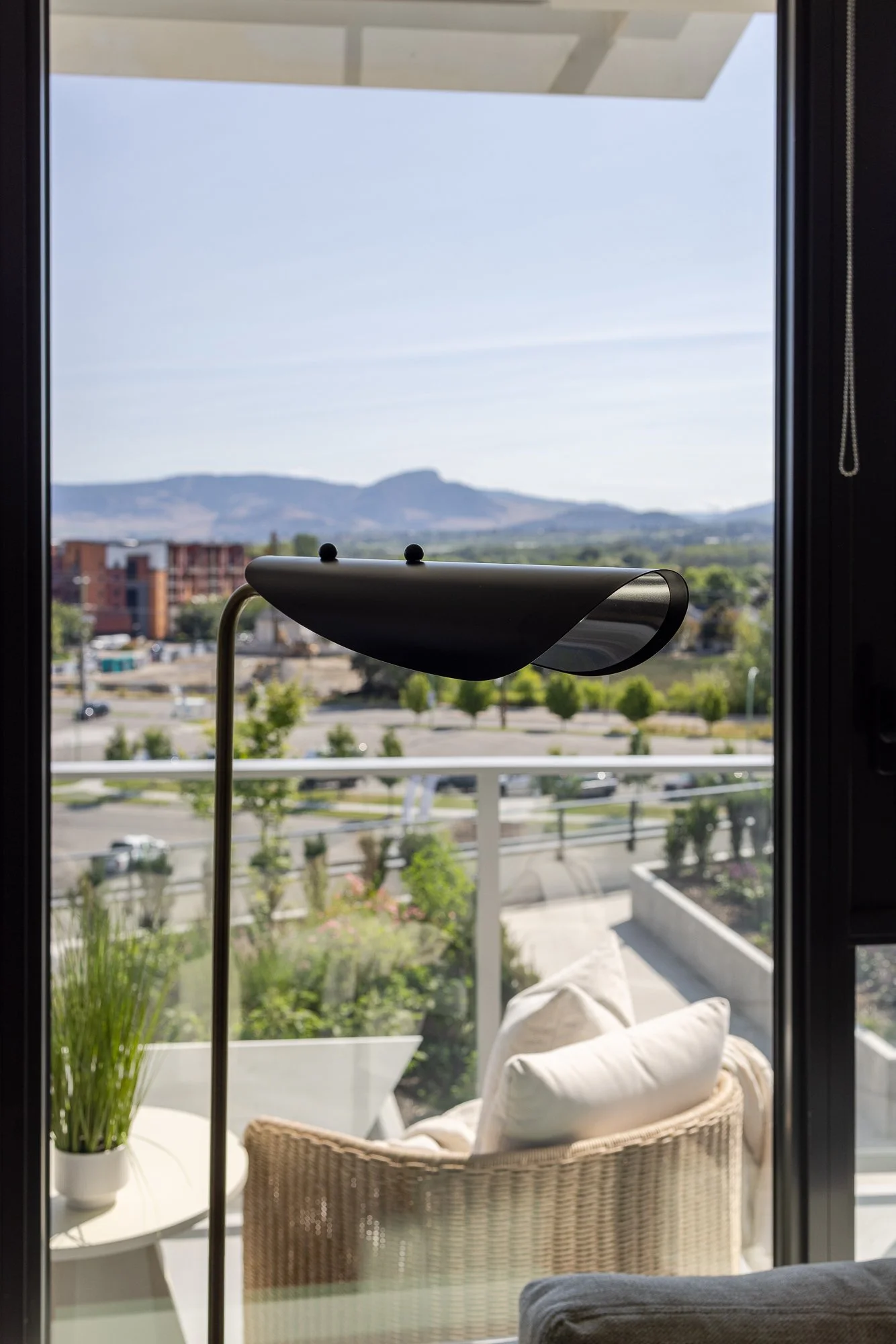 Keys-to-kelowna-aqua-rentals-maeve-living-room 447.jpg