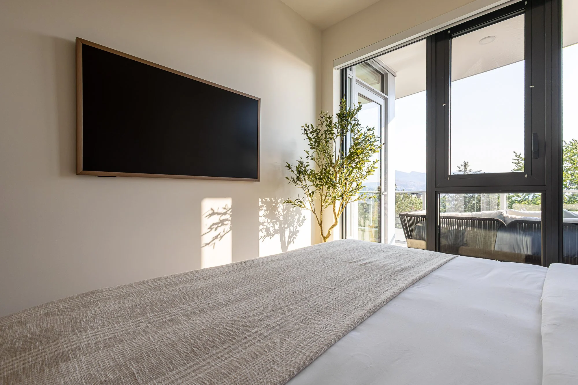 Kelowna_Vacation_Rental_Aqua_Waterfront_Bowen_Primary_bedroom_59.jpg