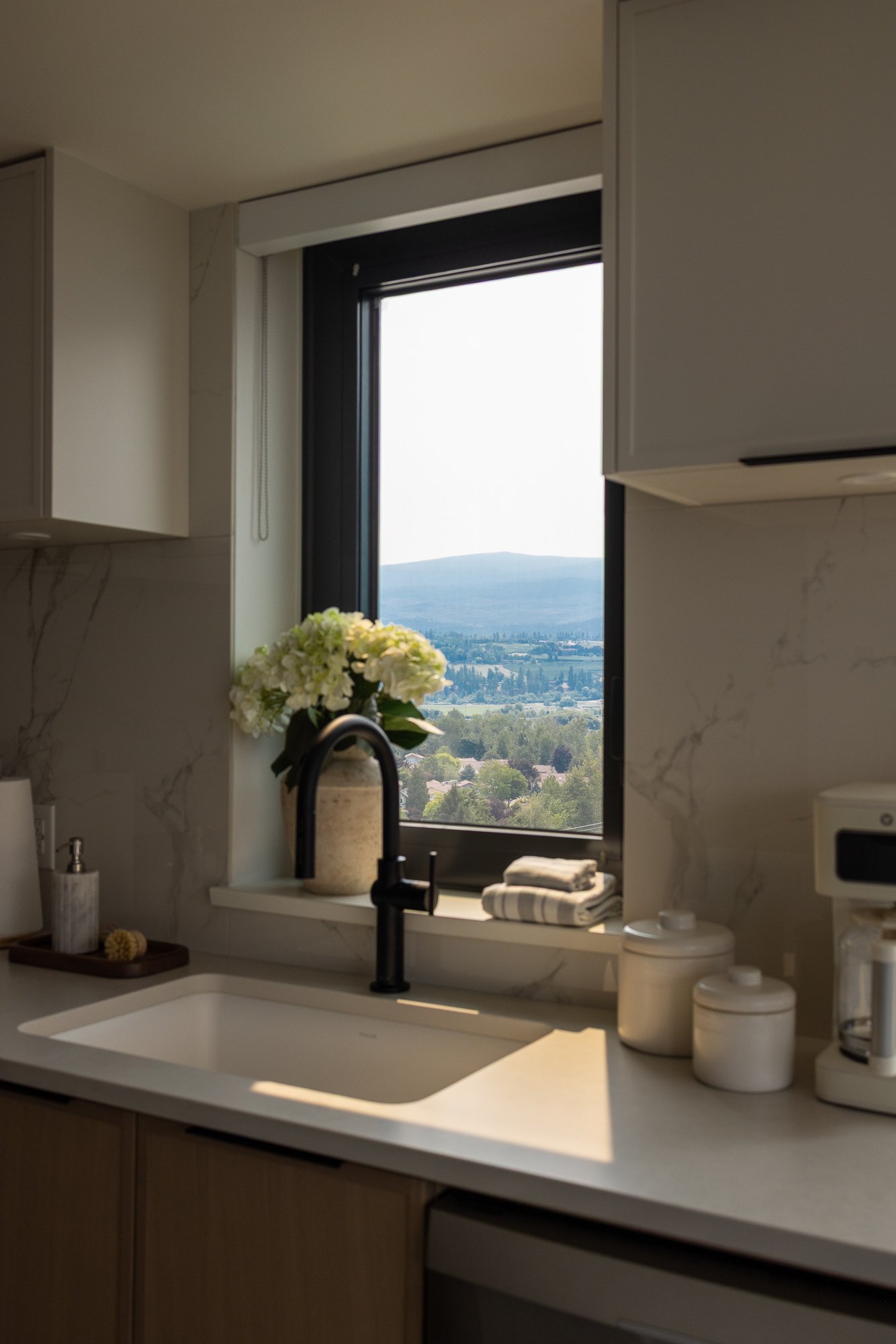 Keys-to-kelowna-aqua-rentals-hudson-kitchen-194.jpg