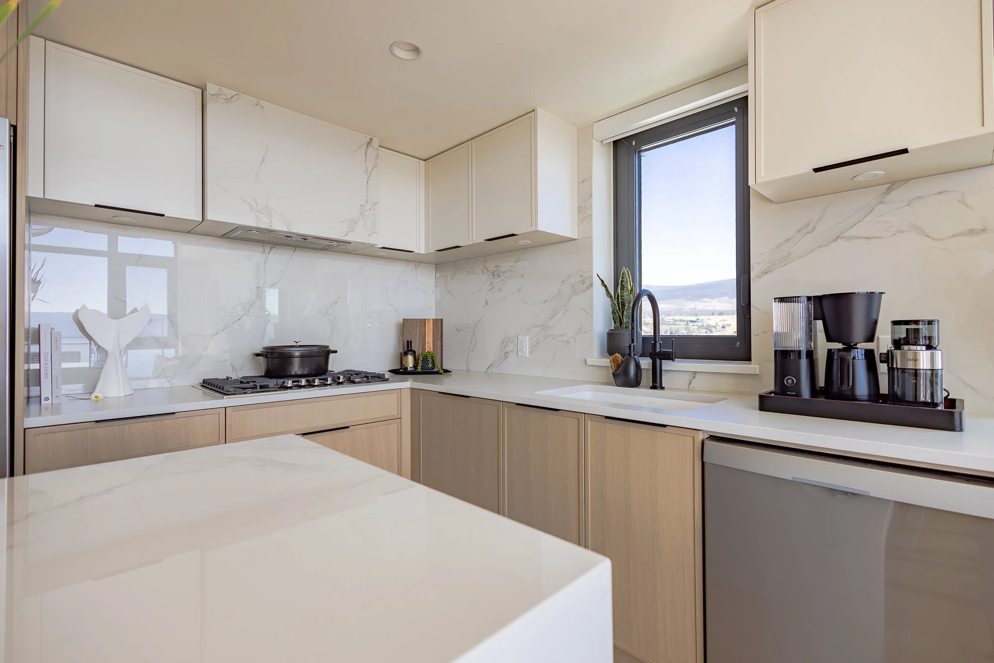 Kitchen - Piper Aqua Waterfront Village Vacation Rentals Kelowna 59.jpg