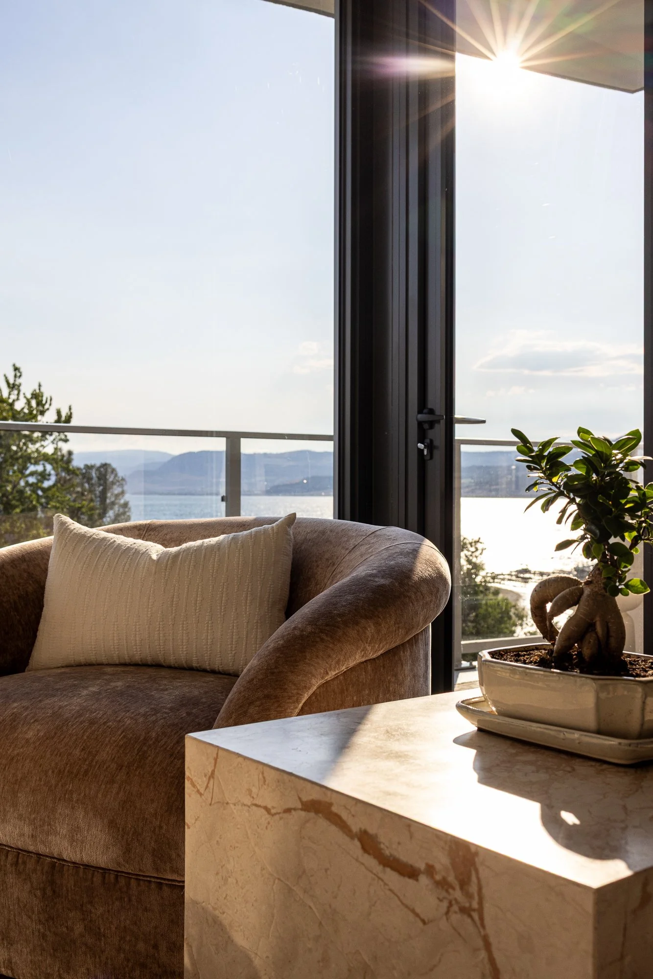 Kelowna_Vacation_Rental_Aqua_Waterfront_Bowen_Living_Room_24.jpg