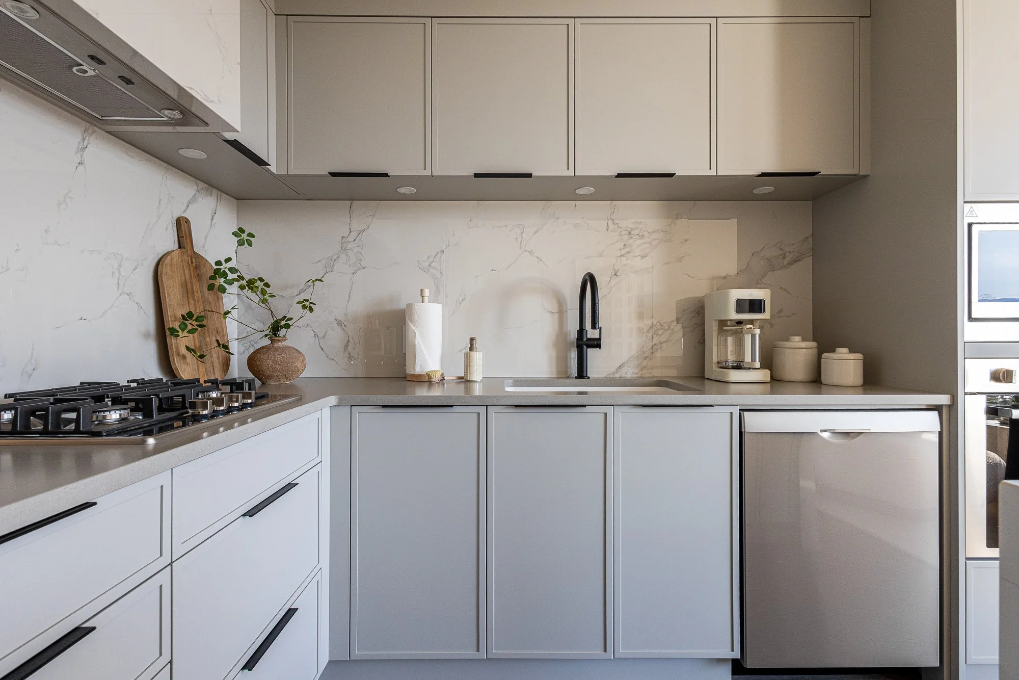 Kelowna_Vacation_Rental_Aqua_Waterfront_Bowen_Kitchen_60-2.jpg