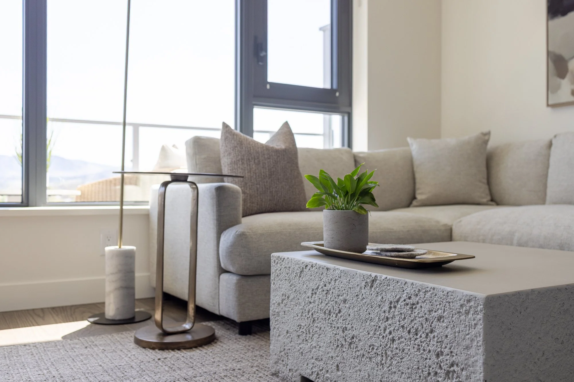 Keys-to-kelowna-aqua-rentals-maeve-living-room 400.jpg