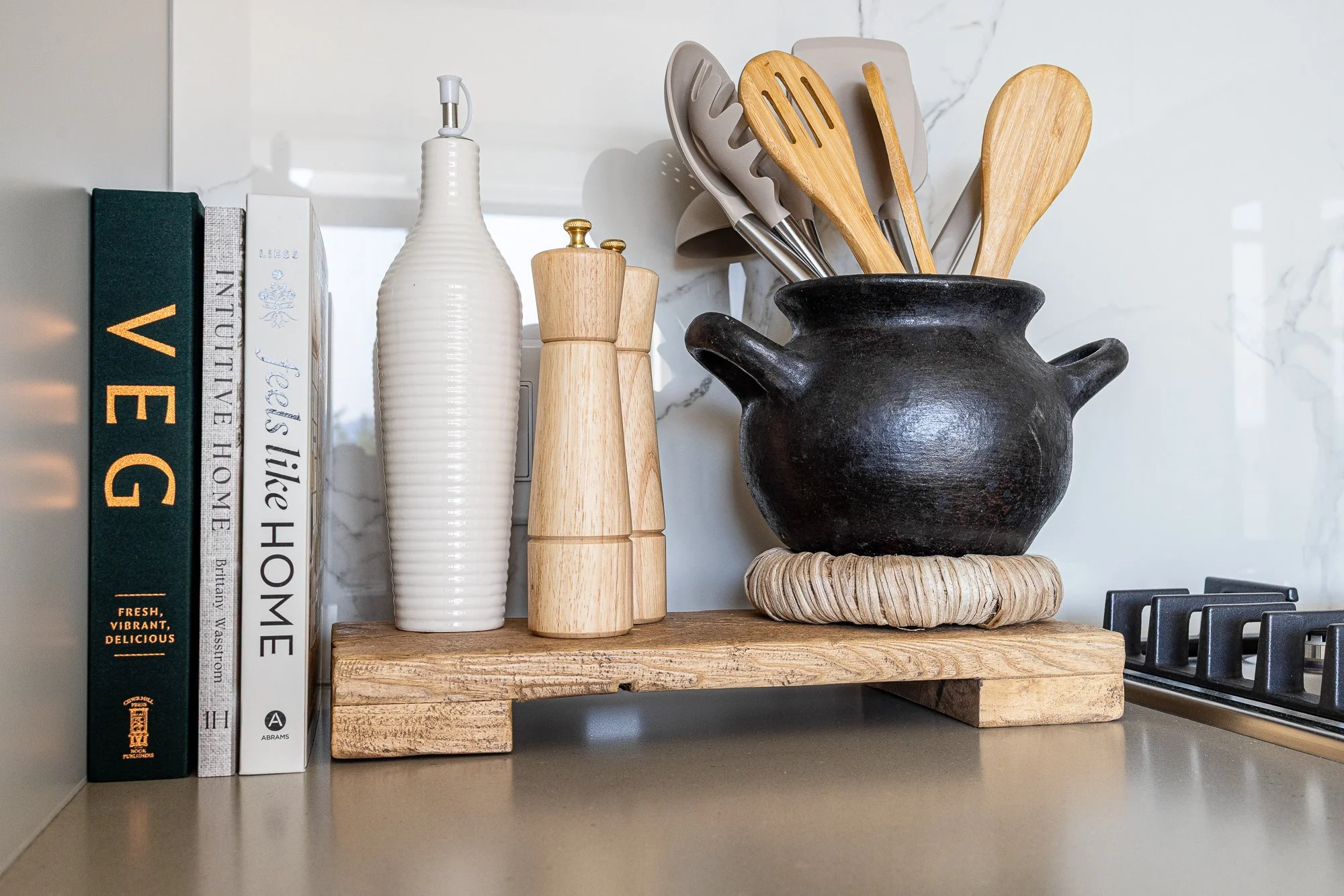 Kelowna_Vacation_Rental_Aqua_Waterfront_Bowen_Kitchen_71.jpg