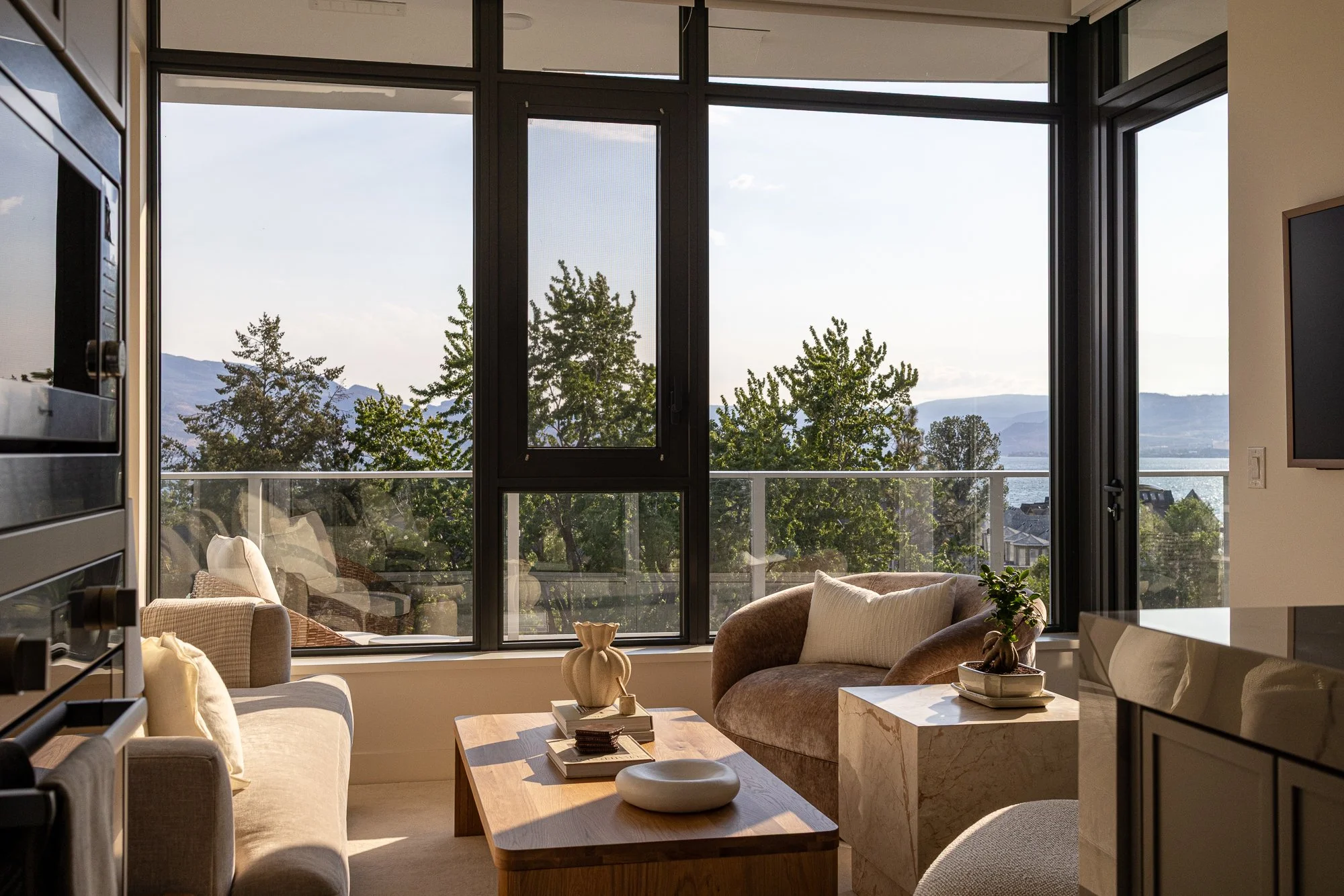 Kelowna_Vacation_Rental_Aqua_Waterfront_Bowen_Living_Room_21.jpg