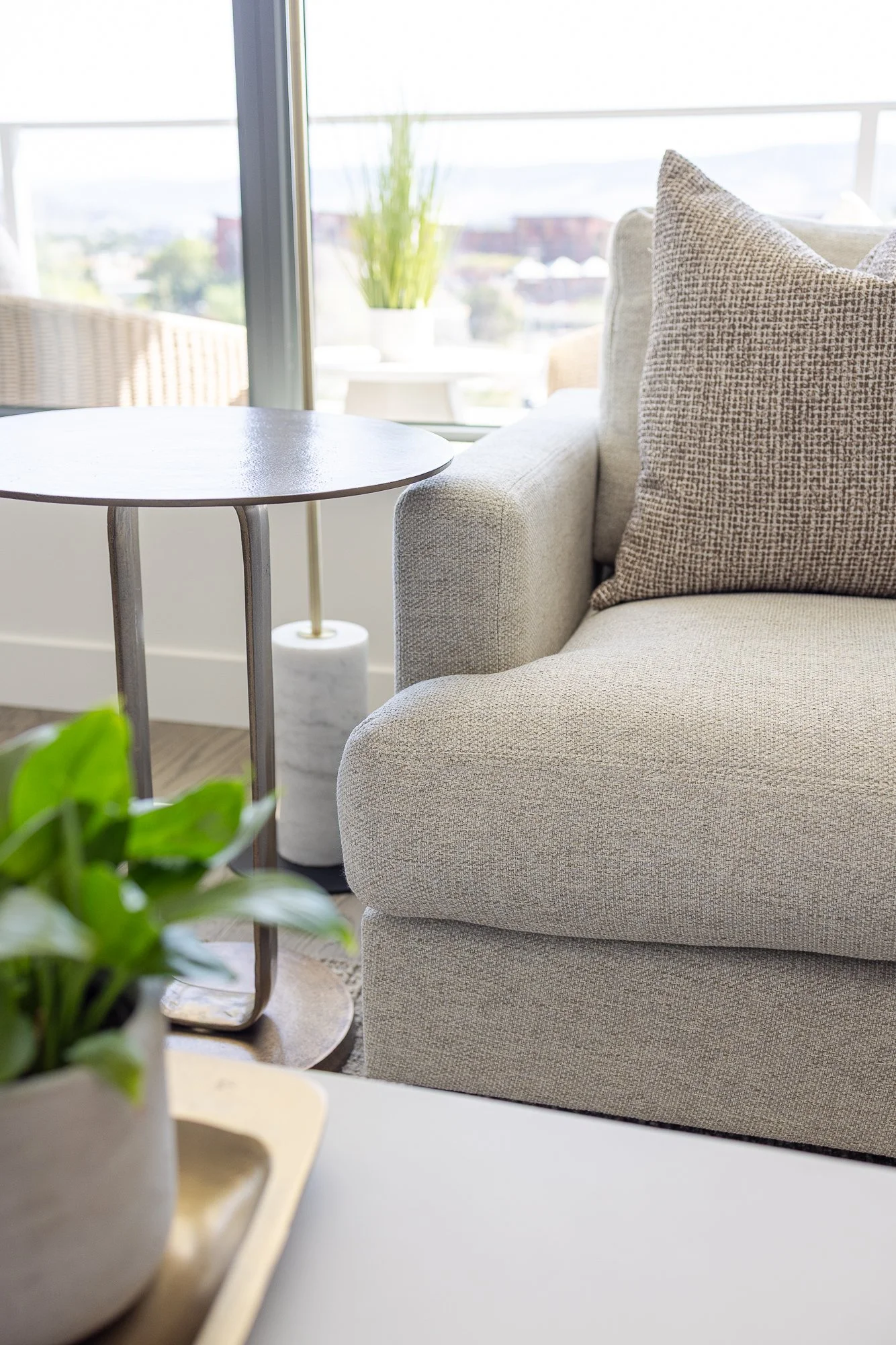 Keys-to-kelowna-aqua-rentals-maeve-living-room 456.jpg