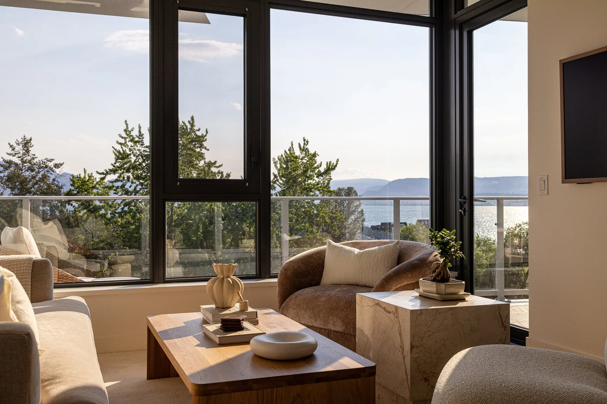 Kelowna_Vacation_Rental_Aqua_Waterfront_Bowen_Living_Room_22.jpg