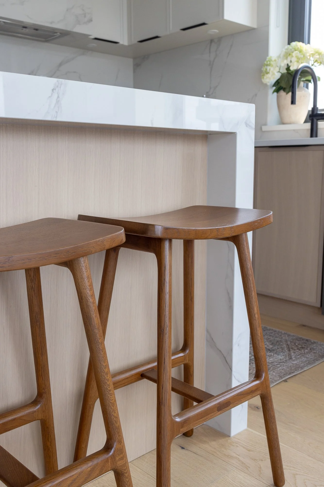 Keys-to-kelowna-aqua-rentals-hudson-dining-room-260.jpg
