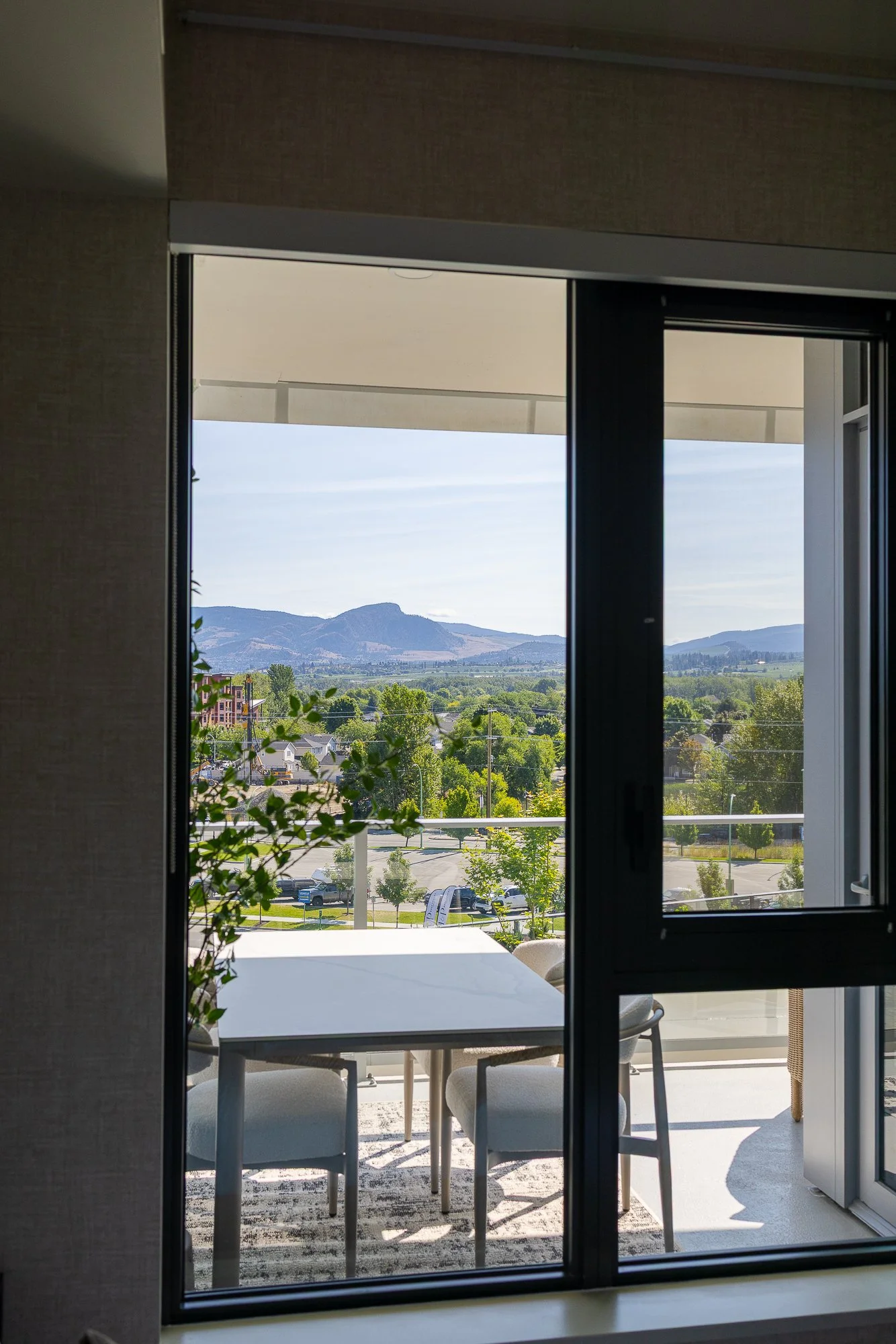 Keys-to-kelowna-aqua-rentals-maeve-bedroom 416.jpg