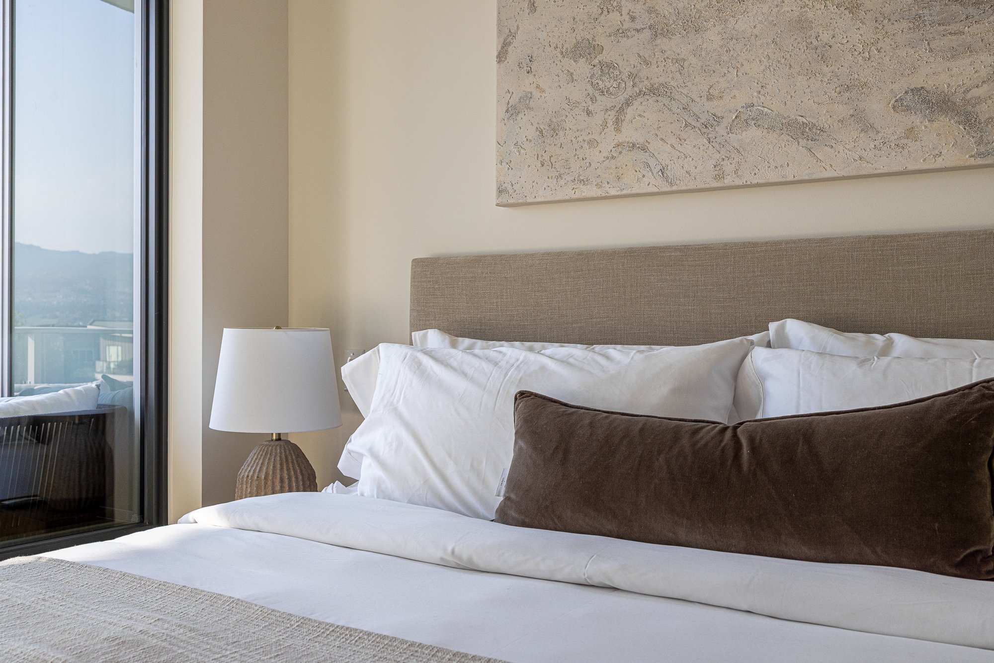 Kelowna_Vacation_Rental_Aqua_Waterfront_Bowen_Primary_bedroom_29.jpg