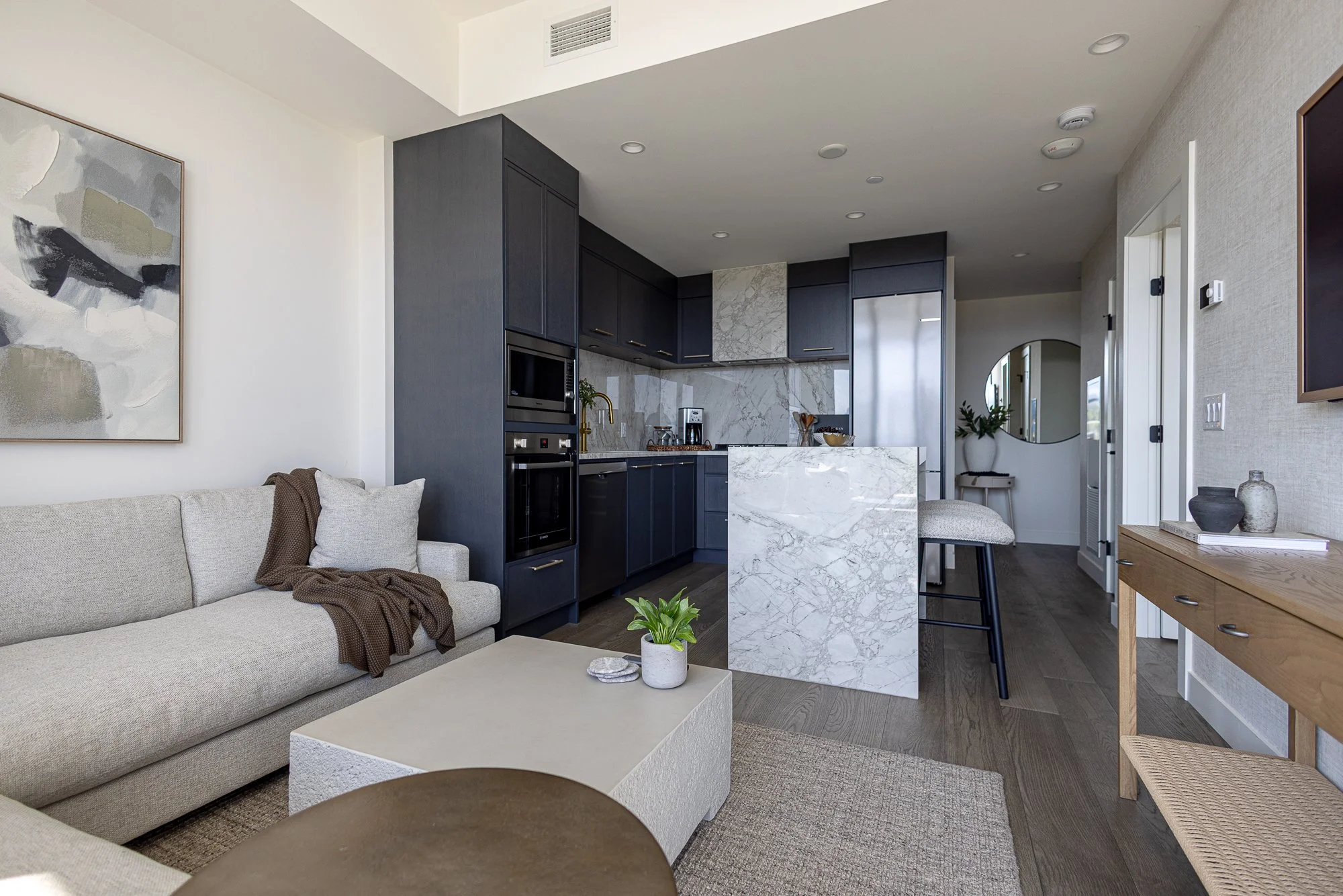 Keys-to-kelowna-aqua-rentals-maeve-living-room 334.jpg