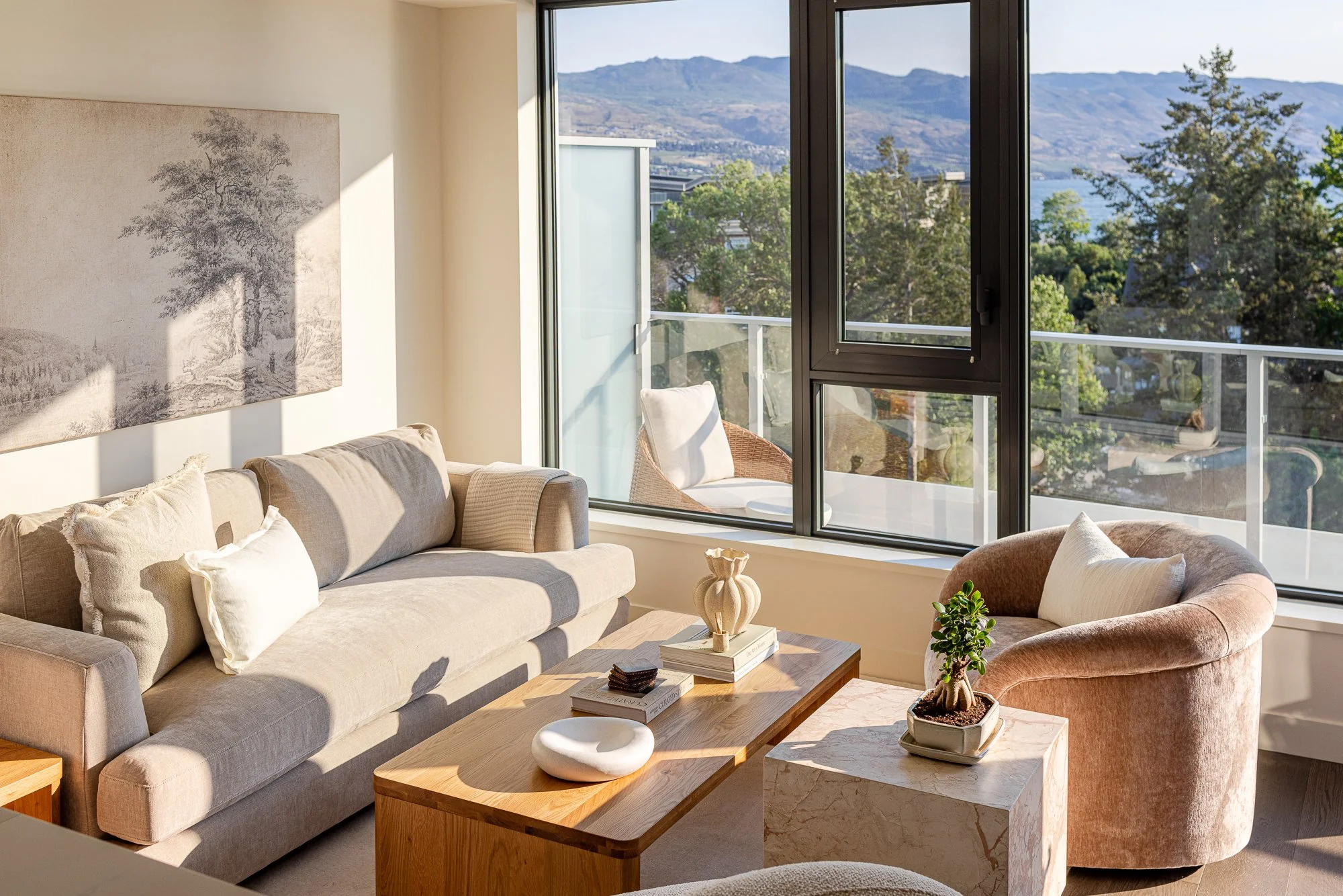 Kelowna_Vacation_Rental_Aqua_Waterfront_Bowen_Living_Room_12.jpg