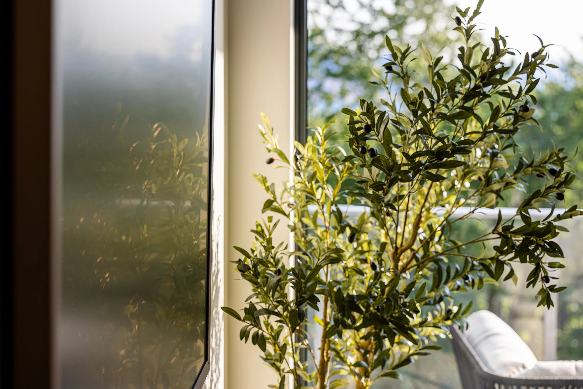 Kelowna_Vacation_Rental_Aqua_Waterfront_Bowen_Primary_bedroom_99.jpg