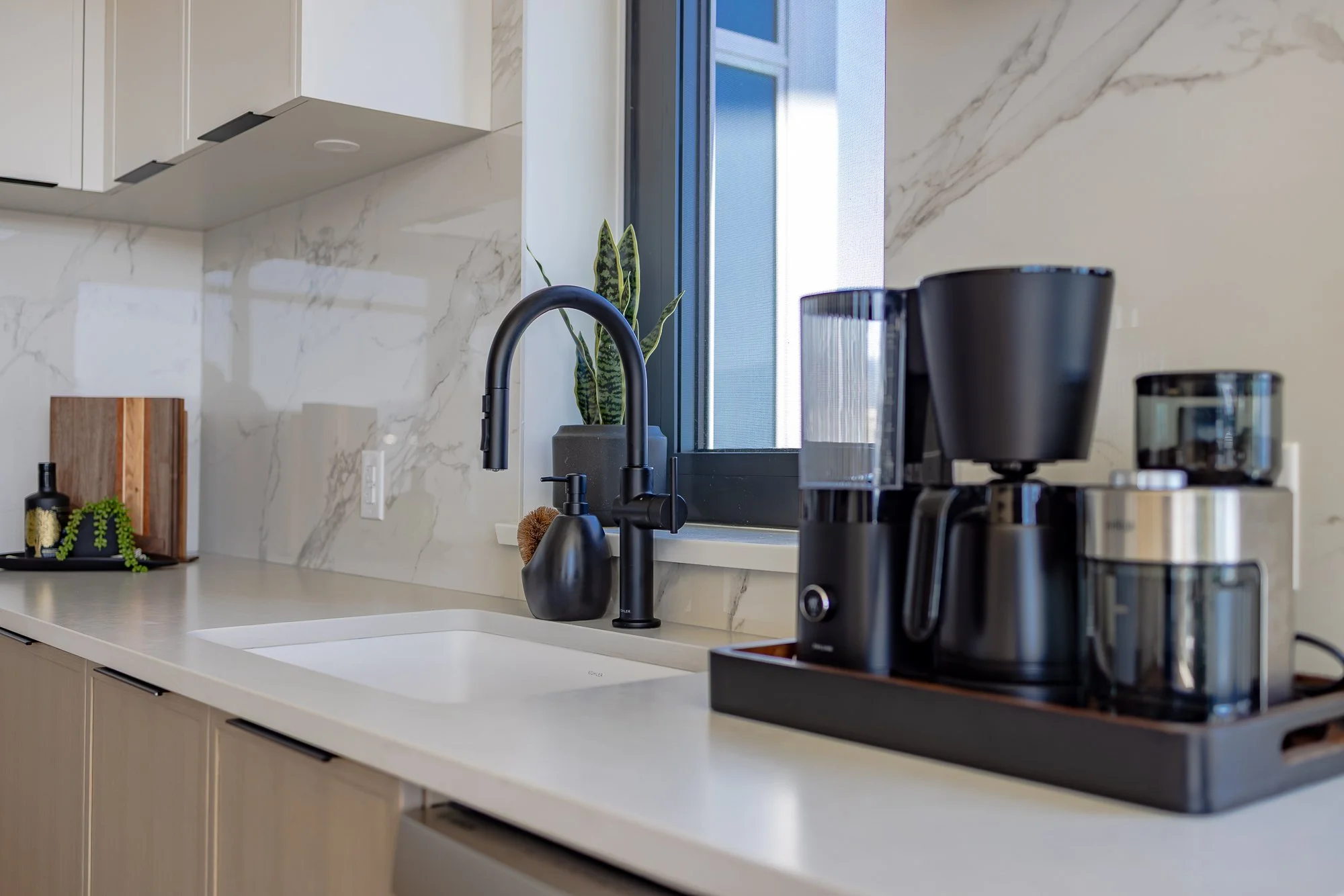 Kitchen - Piper Aqua Waterfront Village Vacation Rentals Kelowna 08.jpg