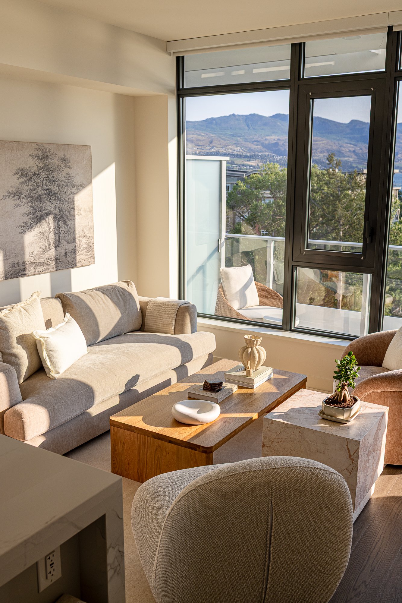 Kelowna_Vacation_Rental_Aqua_Waterfront_Bowen_Living_Room_21 2.jpg