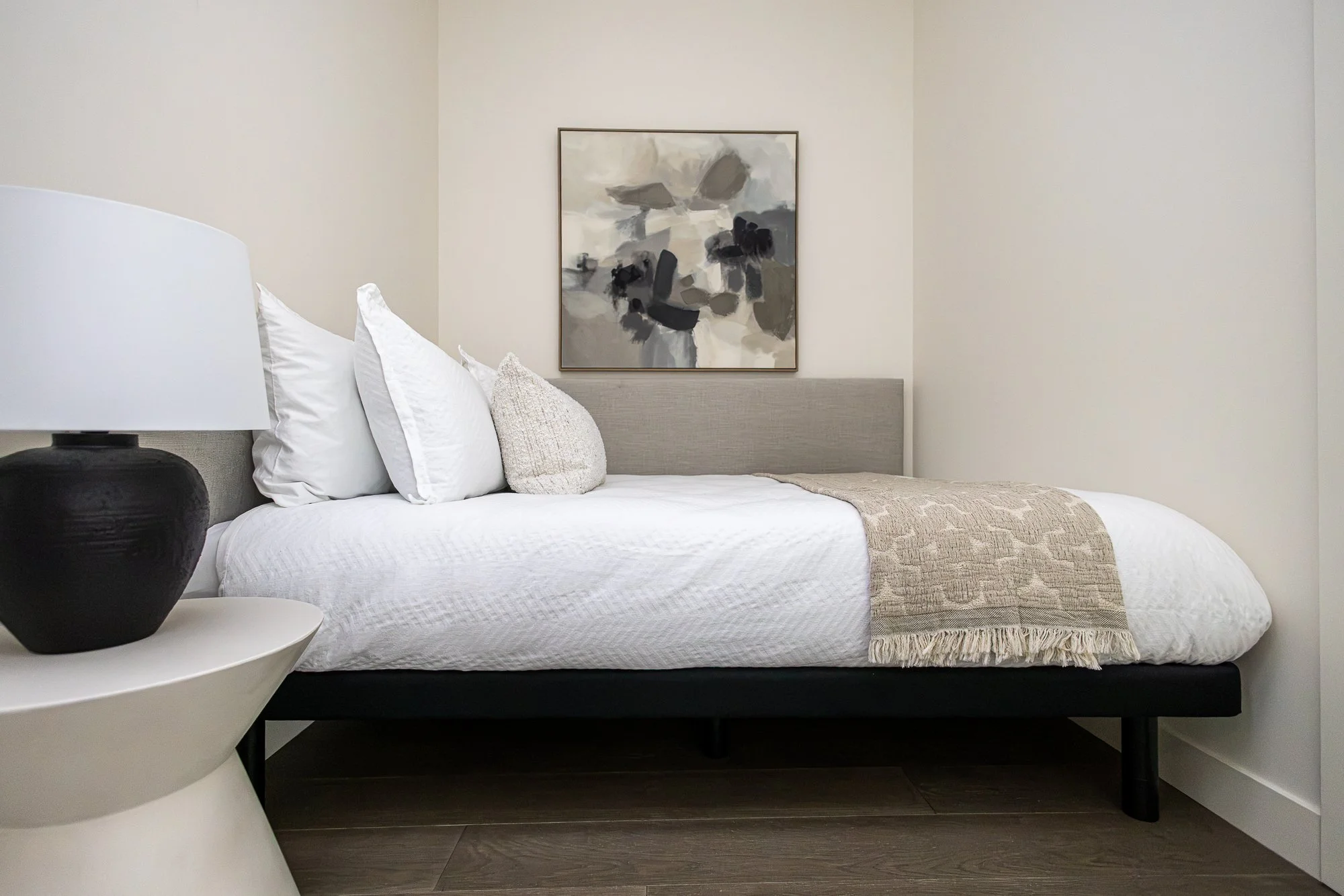Keys-to-kelowna-aqua-rentals-maeve-den-bedroom-2.jpg