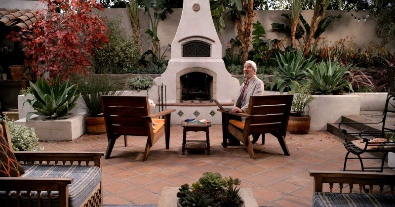 Sol-Bernsteins-house-back-patio-on-Grace-and-Frankie.jpg