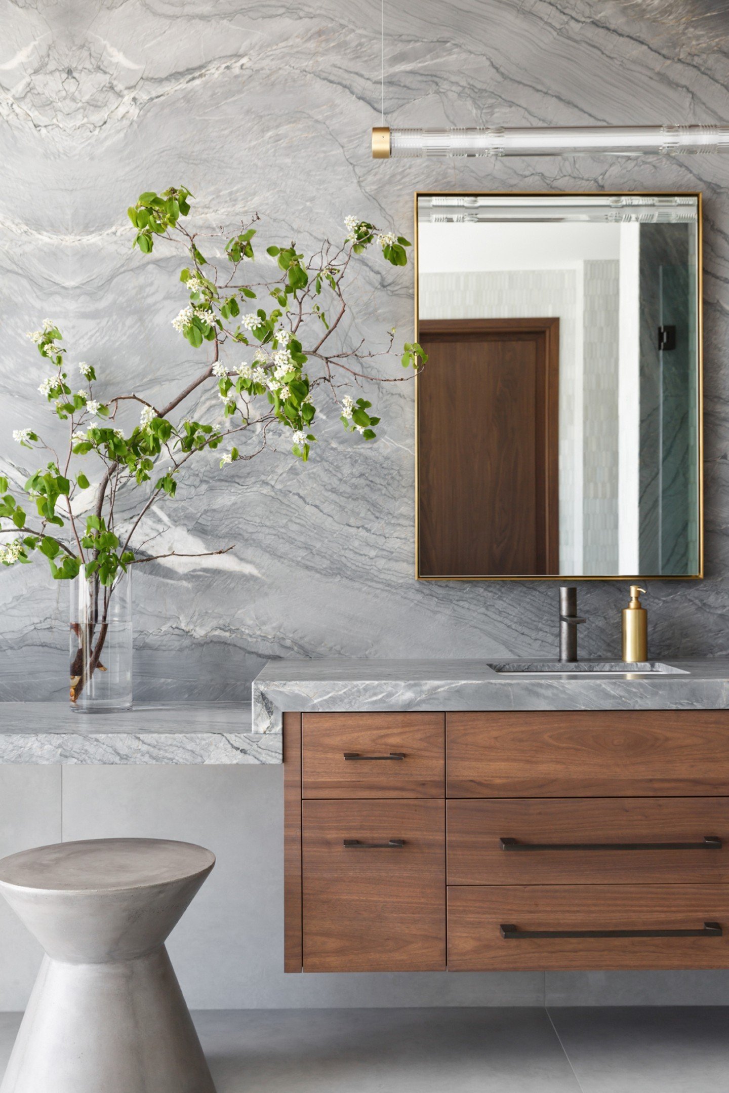 The artistry of natural stone is in a league of its own. Exhibit A: At our #IHRosedaleResidence, Vareena Quartzite sets the tone as the perfect backdrop for this spa-inspired bathroom. 

Photography: @philcrozier
Interiors: @in.house.design
Architect