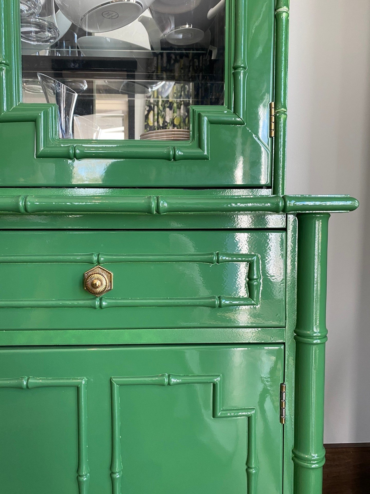 Throwback to one of the greatest secondhand furniture scores of all time! Our client found this mint-condition Thomasville hutch on @kijiji and came to us with the fabulous idea of lacquering it to match the drapery in her new dining room. We had bee