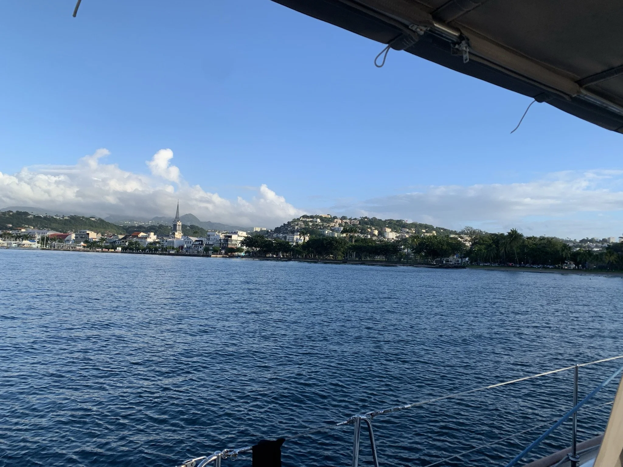 passing by Fort-de-France, an unexpectedly large island City.