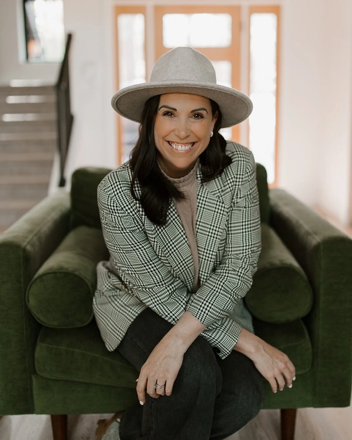 Allow me to re-introduce myself👋🏻
For years (almost 10!), I helped women see their beauty through my lens. 📷
Now, I help them see their true worth and calling through God’s eyes.
I’m Suzy - Leadership Consultant for Christian Women,