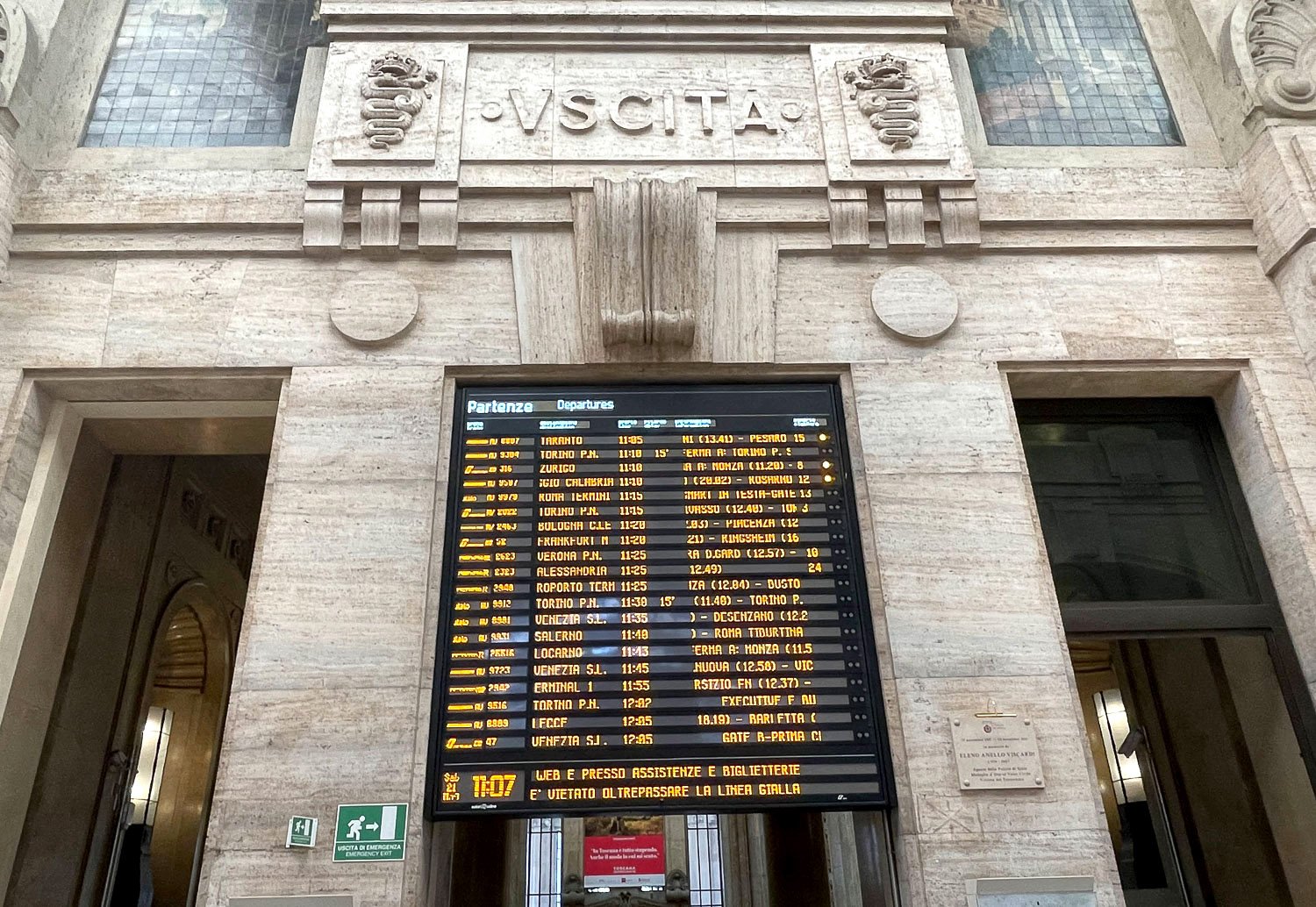 Departure board Milan train_.jpg